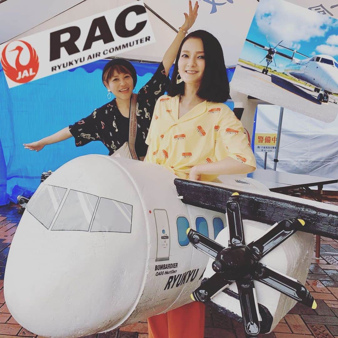 東里梨生さんのインスタグラム写真 - (東里梨生Instagram)「RAC（琉球エアーコミューター）さんの パソコンサイトのトップ画面に どどーん！CM映像が流れております😊👏  やなわらばーの #君がいるから CMソングに起用して頂いておりますです😍 RACの皆さんの温かさが伝わるCMなので、是非何度でも見てほしいのです😌  2枚目の動画、 RACのサイト内の 『美らっく❤️RAC』 では 社員さんの目線で記事が書かれていて 機体の豆知識や RACのこと、沖縄の離島の事なども書かれていて とっても為になりますよ🌺 CMが見れるのは RACのパソコンサイトからになりますので 是非覗いてみてくださーい🙌  機内にある小さな穴の 正体、、この記事を見て初めて知りました😳😳  CMギャラリーでは 過去のCM見れますぞ😍  #RAC #琉球エアーコミューター」7月3日 12時04分 - aizatorio_yanawaraba