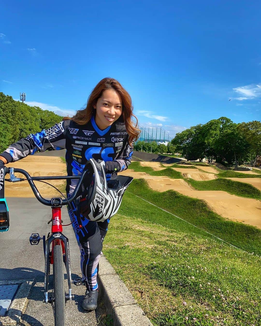 飯端美樹のインスタグラム：「昨日は最高に気持ちいい天気やったな〜🦋 この時期のコースは緑いっぱいで本当スキ💚 #bmxlife」
