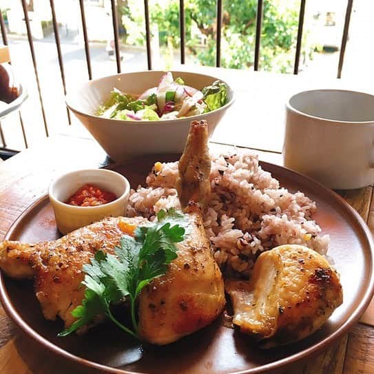 T.G.HEARTH TGハースのインスタグラム：「こんにちはTGハースです♪﻿ ランチ毎週金曜日はチキンの日🐓﻿ ¥1300のセットが特別特価の¥1000で食べれちゃうんです‼️﻿ 限定品なので早く来ないとなくなっちゃいますよ💦﻿ 今日のランチはTGハースへGO🏃‍♂️﻿ ﻿ お電話お待ちしています。﻿ ☎️03-6416-9445﻿ ﻿ ﻿ 皆様に安心してご来店頂けるように、換気、アルコール消毒等の感染症予防対策をとらせて頂き、お客様とスタッフの健康に細心の注意を払い営業させていただきます。﻿ 何卒、ご理解、ご協力の程お願い致します。﻿ ﻿ ﻿ 【恵比寿エリア営業内容】﻿ ﻿ 《ハース恵比寿店🧀》﻿ ﻿ [月～金]﻿ Lunch ・お弁当　11：30～15：00 （LO 14：00）﻿ Dinner 　18:00～23：30 （LO 22：30）﻿ ※金曜日は17:00オープンになります。﻿ ﻿ [土・日・祝]﻿ ﾌﾙｵｰﾌﾟﾝ  11：30（ﾗﾝﾁﾒﾆｭｰLO 15:00）﻿ ~23：30 （LO 22：30）﻿ ﻿ 《T.G.ハース》﻿ ﻿ [月～金]﻿ Lunch 　11：30～15：00 （LO 14：00）﻿ Dinner　18:00～23：30 （LO 22：30）﻿ ※金曜日は17:00オープンです﻿ ﻿ [土・日・祝]﻿ Lunch 　11：30～15：30 （LO 14：30）﻿ Dinner　17：00～23：30 （LO 22：30）﻿ ※日曜・月曜・連休最終日は23:00閉店になります。﻿ ﻿ ◆モバイルオーダーも出来るようになりました✨﻿ プロフィールからHPをアクセスしてください♪﻿ モバイルオーダー﻿ https://tgh.for.dinii.jp/﻿ ﻿ ◆Uber eats・menu・出前館によるデリバリー﻿ 11:30〜21:00﻿ ﻿ ◆LINE@登録お願いします♪﻿ https://lin.ee/g0H4jc6﻿ ﻿ ﻿ 皆さまの笑顔に会えますように！💕💕💕﻿ ﻿ #TGハース#代官山ディナー#代官山ランチ#恵比寿グルメ#恵比寿ビストロ#恵比寿ディナー#代官山グルメ #ハース #代官山テイクアウト#恵比寿ランチ#プリン#チーズ#ロティサリーチキン#テイクアウトしよう#menu#恵比寿ワイン#テイクアウト#渋谷ディナー#恵比寿チーズ#tghearth#渋谷区グルメ#渋谷ランチ#恵比寿チーズ#カフェ#チーズケーキ#渋谷テイクアウト#恵比寿新聞#恵比寿ビール#チーズフォンデュ#恵比寿テイクアウト」