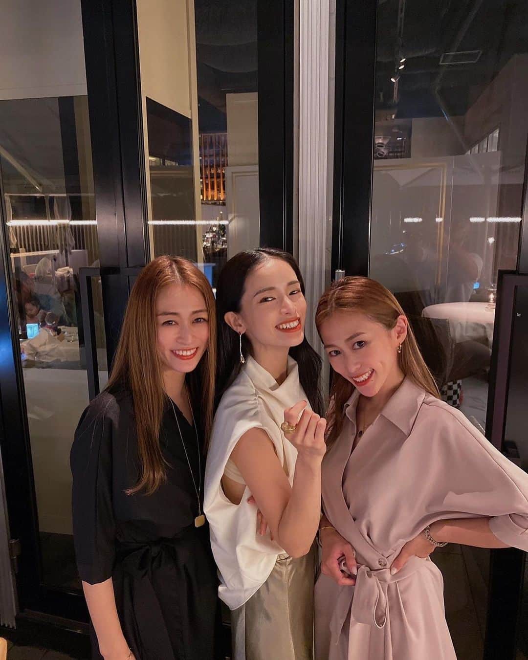 尾崎紗代子さんのインスタグラム写真 - (尾崎紗代子Instagram)「. @erimika_mika  @erimika_eri  ハッピーバースデーご飯🍚 いつもお世話になりまくってて 私の心の中に二人への御恩が溜まりに溜まってたので ささやかですが、２度目のお祝い🥂 . 素敵過ぎなケーキは @dolcemaririsa にお願いして 想像以上にかんわいいいのが 仕上がってきてぶち上げでした。 . よく行く青山のcasitaは 子連れでも安心して行ける 美味しい美味しいレストラン🍷 . お二人とも @admance_official  いつもありがとうございます😊 おめでとうございました🎉 .  #happybirthday #birthday #birthdaycake #ハッピーバースデー　#双子 #バースデーケーキ #バースデーディナー #casita #admance #子連れディナー東京 #子連れディナー　#誕生日ディナー #tokyo #japan #momlife #mommylife #mommy #男の子ママ #女の子ママ#ママライフ #motherof2 #キッズコーデ #女の子コーデ」7月3日 12時42分 - osayo_osayo