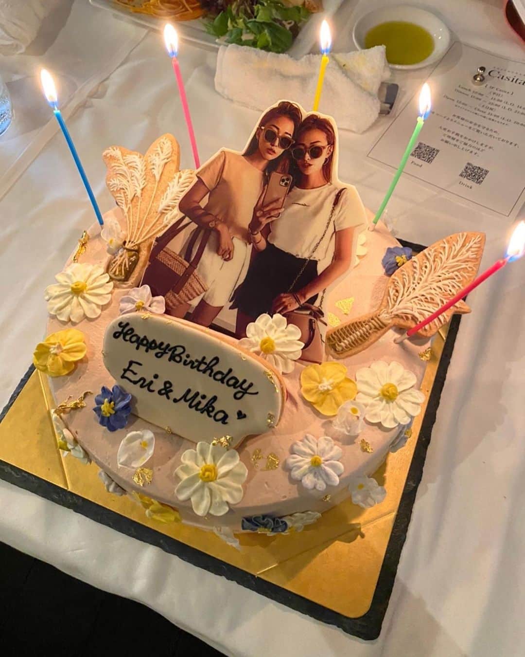 尾崎紗代子さんのインスタグラム写真 - (尾崎紗代子Instagram)「. @erimika_mika  @erimika_eri  ハッピーバースデーご飯🍚 いつもお世話になりまくってて 私の心の中に二人への御恩が溜まりに溜まってたので ささやかですが、２度目のお祝い🥂 . 素敵過ぎなケーキは @dolcemaririsa にお願いして 想像以上にかんわいいいのが 仕上がってきてぶち上げでした。 . よく行く青山のcasitaは 子連れでも安心して行ける 美味しい美味しいレストラン🍷 . お二人とも @admance_official  いつもありがとうございます😊 おめでとうございました🎉 .  #happybirthday #birthday #birthdaycake #ハッピーバースデー　#双子 #バースデーケーキ #バースデーディナー #casita #admance #子連れディナー東京 #子連れディナー　#誕生日ディナー #tokyo #japan #momlife #mommylife #mommy #男の子ママ #女の子ママ#ママライフ #motherof2 #キッズコーデ #女の子コーデ」7月3日 12時42分 - osayo_osayo