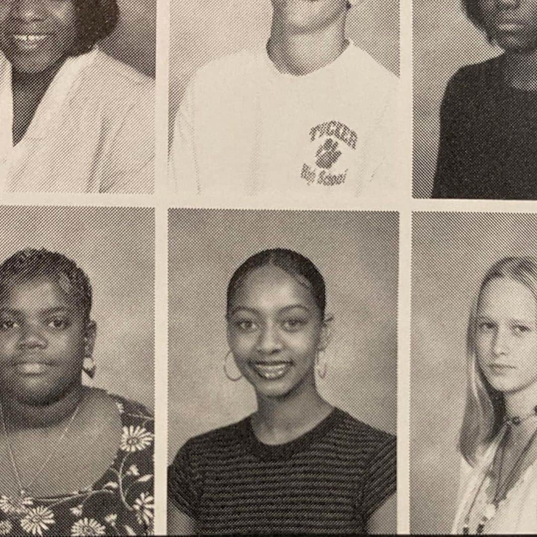 ケリー・ヒルソンのインスタグラム：「I’ma slide y’all a swift throwback to ‘97. I didn’t grow into my face yet. 😆   Hey Tisch! 👋🏾 #sheusedtolaymyhurr #notheretho #igaveupandcamethruwitthebun #earlyattemptsatbabyhairs #tbt #9thGrade」