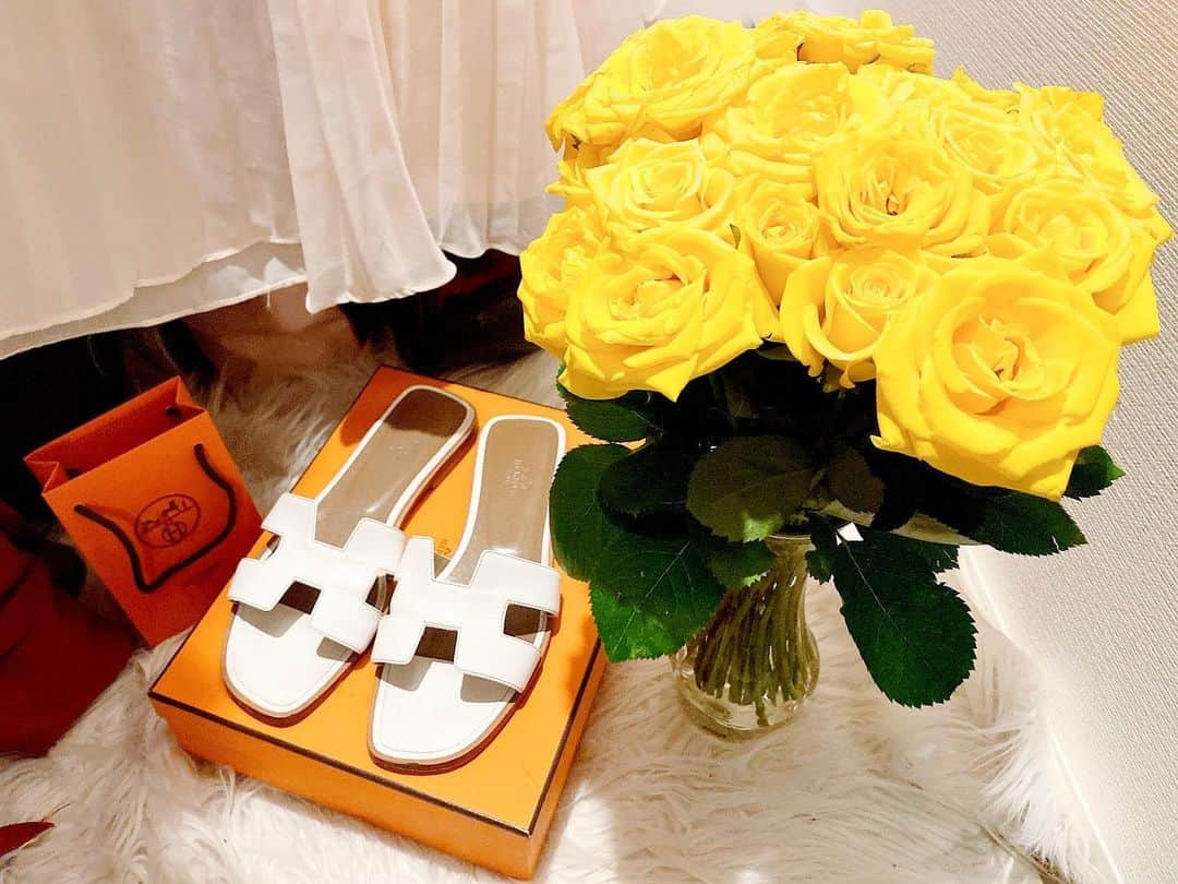 神宮 若奈さんのインスタグラム写真 - (神宮 若奈Instagram)「💛🧡💛🧡💛🧡 #yellowflowers #yellow #yellowroses  #rose  #sandal #hermes  #かわいい #バラ #サンダル #幸せ空間 #黄色のバラ #黄色」7月3日 12時36分 - jinguwakana