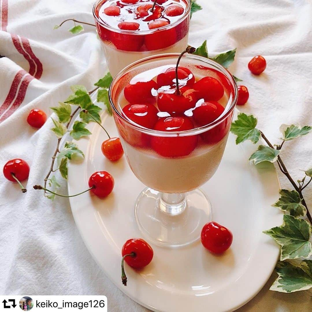 クスパさんのインスタグラム写真 - (クスパInstagram)「#repost @keiko_image126 ・・・ 🍒🍒🍒 ・  ヨーグルトゼリー 🍒🍒🍒 ・ またまたバトンが回ってきました❣️ お料理が上手な千葉の美魔女 @jewels_reiko_0926  さんから #絶対繋いでくれるバトン ❤︎" 以下の4人にお願いしたいと思います♡  テーマはなんでも良し👌 お忙しいことと思いますが どうぞよろしくお願いします🙏🏻 ・ @kaokao36  @t.yuka_mama  @chatora_is_my_angel  @nayuminniechan  ・ さて 今年も甘くてジューシーなさくらんぼ🍒を口にでき 大満足😋💖 ちょっとオシャレにヨーグルトゼリーとさくらんぼ🍒ゼリーの2層の ひんやりデザートを作ったよ♬︎♡ ・ 💙ヨーグルトゼリー ・ヨーグルト100cc ・牛乳 100cc ・生クリーム 100cc ・砂糖 50ｇ甘さ控えめ ・ゼラチン 7ｇ～15ｇ ・ このグラスはデカいのでこの量で2人分♥ ・ ①倍量の水にゼラチンをふやかす。 ②鍋に牛乳を沸騰させないよう温め砂糖を入れ溶かし ①のゼラチンも入れる。ヨーグルトと生クリームも入れよく混ぜ合わせる。 ③容器に注ぎ粗熱がとれたら冷蔵庫で固める。 ④完全に固まったら普通のゼリー液 チェリーのキルシュがあれば垂らし作りさくらんぼ🍒を並べ ゼリー液を注ぎ 冷蔵庫で固める。 ・ ☆ ヨーグルトゼリーはフルーツとの相性もいいので 2層にしなくても キウイ🥝やパイナップル🍍をゼリー液に入れてしまってもいいですね*˘ ³˘)〜♥ ・ ・ 今日は雨が降りそう⋆̩☂︎*̣̩ 現在の室温 23℃ ・ では 今日もニンマリ笑顔で 頑張りましょうね🍀*゜ ・ ・ ・ #てづくりおやつ #ヨーグルトゼリー#佐藤錦#さくらんぼ#おうちカフェ#スイーツ#ひんやりデザート#sweets #簡単レシピ#フーディーテーブル #サンキューグラマー#コッタ#マカロニメイト #キナリノ#デリッシュキッチン #limiaごはんクラブ #おいしい初夏研究会 #クスパ#ヨムーノ#シャキッと夏ごはん #デザート @39grammer  @cookingschoolpark  @ouchicafe_jp」7月3日 12時36分 - cookingschoolpark