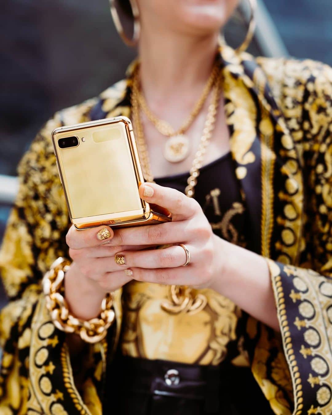 Araya Alberta Hargateさんのインスタグラム写真 - (Araya Alberta HargateInstagram)「Hit the streets in style with Galaxy Z Flip สมาร์ทโฟนจอพับได้ สีใหม่! Mirror Gold รีบเป็นเจ้าของได้แล้วที่ Samsung Experience Store, Samsung.com และ Exclusive  ที่ AIS  #GalaxyZFlipTh  #TeamGalaxy」7月3日 12時37分 - chomismaterialgirl