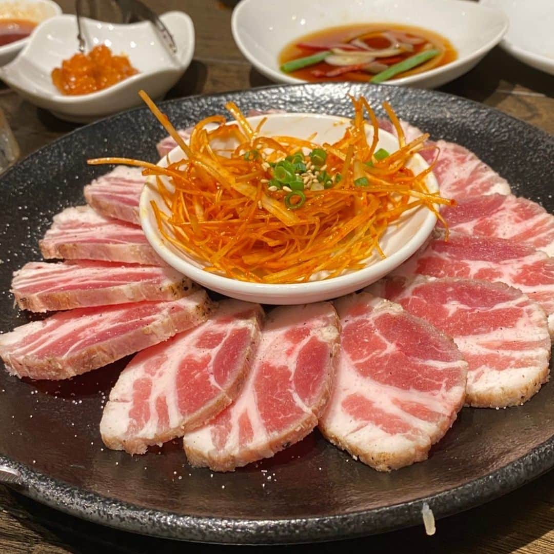 KollaBoさんのインスタグラム写真 - (KollaBoInstagram)「ㅤㅤㅤㅤㅤㅤㅤㅤㅤㅤㅤㅤㅤ ㅤㅤㅤㅤㅤㅤㅤㅤㅤㅤㅤㅤㅤ 【サムギョプサル】  スライスした豚のバラ肉を焼いて食べる、 豚バラ焼肉になります🥺  「サム」は数字の3 「ギョプ」は層 「サル」は肉  日本でいう豚ばらの三枚肉を意味します💡  お好みの具材や調味料を選んでアレンジが可能なので、 ぜひ皆さんも自分にピッタリな味付けを お探しくださいね🍖.....🏃🏻‍♂️ ㅤㅤㅤㅤㅤㅤㅤㅤㅤㅤㅤㅤㅤ  -----------＊----------＊----------＊--------- ㅤㅤㅤㅤㅤㅤㅤㅤㅤㅤㅤㅤㅤ kollaboで"LINE@"開始!!!✨ 登録するだけで、"お得なクーポン"や "料理のサービス"がもらえちゃいます♪ 【@kollabo】 をLINEアプリでID検索して追加してくださいね😊✨ ㅤㅤㅤㅤㅤㅤㅤㅤㅤㅤㅤㅤㅤ ＊-----------＊----------＊---------＊---------   #kollabo #韓国料理 #韓国 #韓国グルメ #焼肉 #肉肉肉 #肉好きな人と繋がりたい #肉好き  #肉食 #肉テロ#ユッケビビンバ #ビビンバ #石焼ビビンバ #明太チーズビビンバ #蟹味噌ビビンバ#韓国好きな人と繋がりたい #おいしいもの巡り #コロナに負けるな #料理を楽しむ #サムギョプサル #サムギョプサル🐷 #🐷 #韓国料理好きな人と繋がりたい #焼肉大好き」7月3日 12時51分 - kollabo5647