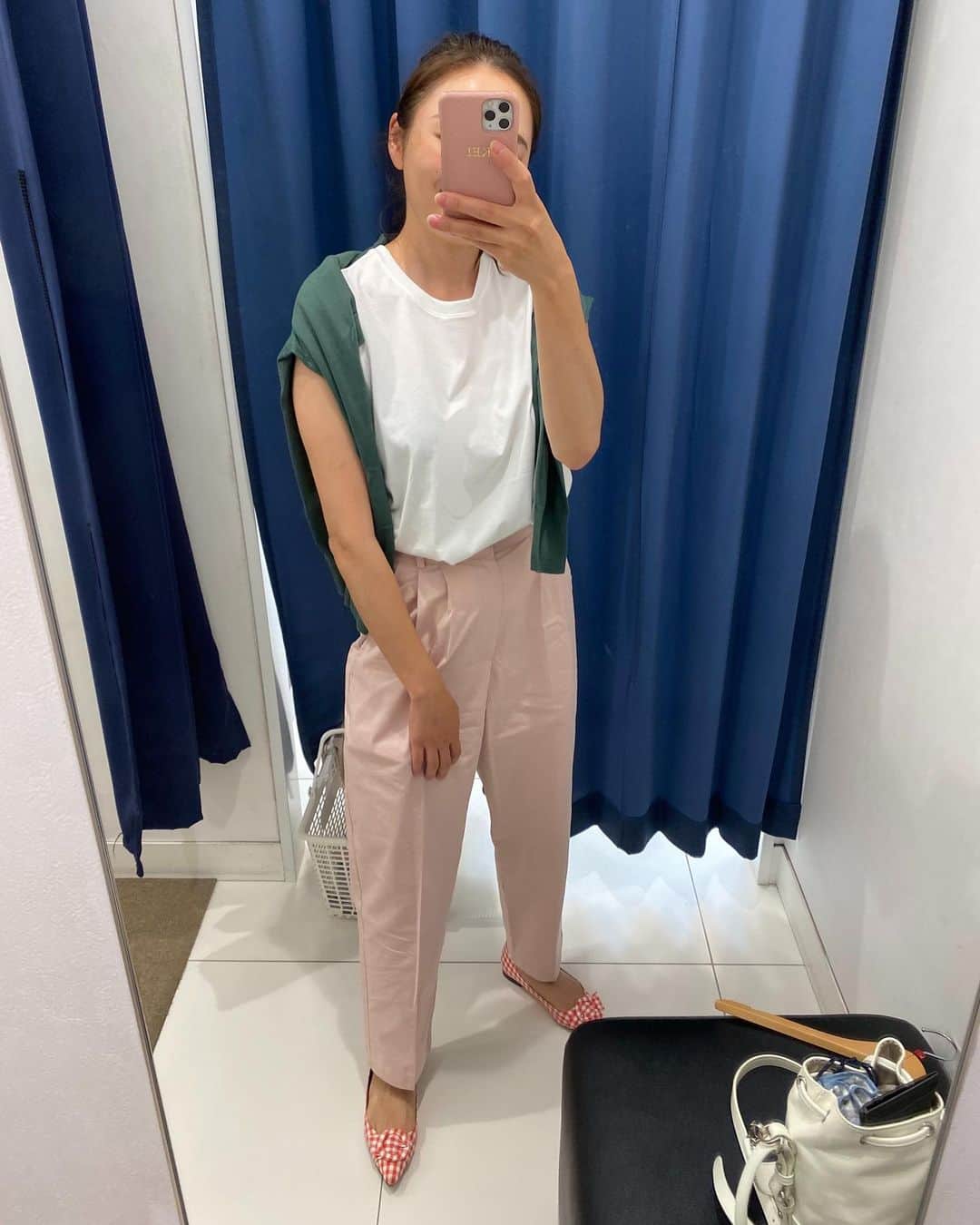 Keikooooooのインスタグラム：「#着回しコーデ　🐷🐸 @mite__official のパンツ本当可愛い💗 miteさんのお洋服は大人可愛いから、着るだけで、 女の子気分になれるから好きです♡ @uniqlo でSALEになってた、この深みグリーンの カーディガン💚いつも使わない色を出すだけで、 いつものコーデが変わる☺️🌿 @ohgaofficial のパンプス、ほんと使える♡ また新しい色も出るみたいだから楽しみすぎる♡ . 👘🎽 @uniqlo #uniqlo 👖 @mite__official #mite 🥿👜 @ohgaofficial #ohga」