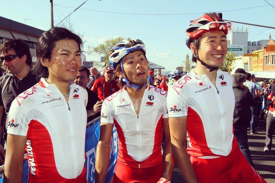 土井雪広のインスタグラム：「懐かしの2010年Australiaで行われた世界選手権。 9位に入った幸也、フミ、僕でチームを組んだ最後のレースだったな。  懐かしい。  #昔の思い出 #辻啓の写真 #別府史之 #新城幸也」