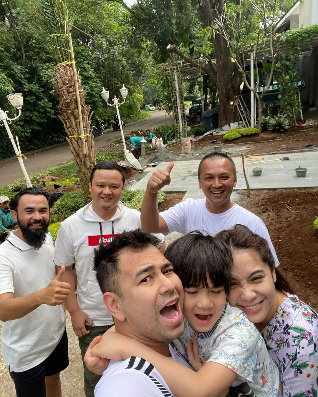 Raffi Ahmadさんのインスタグラム写真 - (Raffi AhmadInstagram)「Slide ke kanan !!!!! Bongkar Taman Hari ke 4 !!!!!!! Kira kira jadinya gimana yaaaaahhhh ❤️ Gak sabaaaarrrr 😍 Pleaseeeeeeee @gardenconsultantindonesia harus kerennnnnnnn biarrr Hade Pisannn ⭐️⭐️⭐️ Can’t Wait pisaaaan 🥰😘 081222299961 langsung ke Bos @t_saepul_ulum 💪」7月3日 12時59分 - raffinagita1717