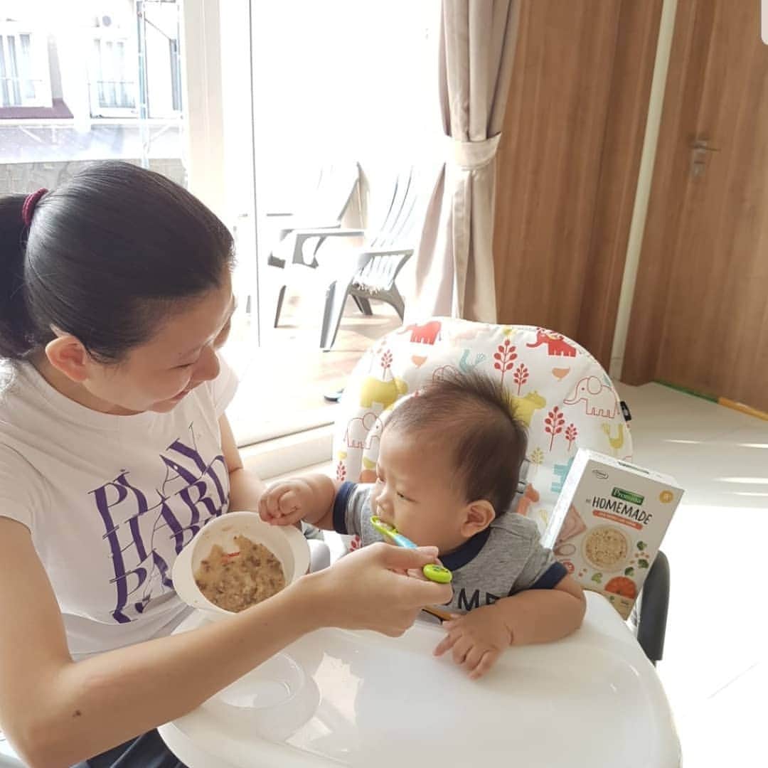 デビー・スサントのインスタグラム：「Siapa yang disini tim suka kehabisan ide buat MPASI baby? Nahhh aku kasih ide buat Moms yg suka pusing siapin bubur buat baby-nya. Sekarang Baby Mikha lagi doyan bgt makan bubur dari Promina Homemade. Menurut aku ini unik dan simple, karena buburnya dimasak 10 menit aja udah gitu kita bebas tambah topping sayuran/daging untuk pelengkapnya. Bahan topping bisa dimasak bareng atau dipisah sesuai selera. Bener-bener solusi bgt sihhh buat aku dan terpenting lagi gausah pusing sama kandungan nutrisinya soalnya nutrisi di Promina Homemade ini udah terukur. Baby Mikha cocok bgt pokoknya 🤗  Nahh Moms udah coba juga belum masak Promina Homemade? Kalau udah yukk share ceritanya dan tag Instagram @bayisehatpromina  #ProminaHomemade #ProminaCobaIniCobaItu」
