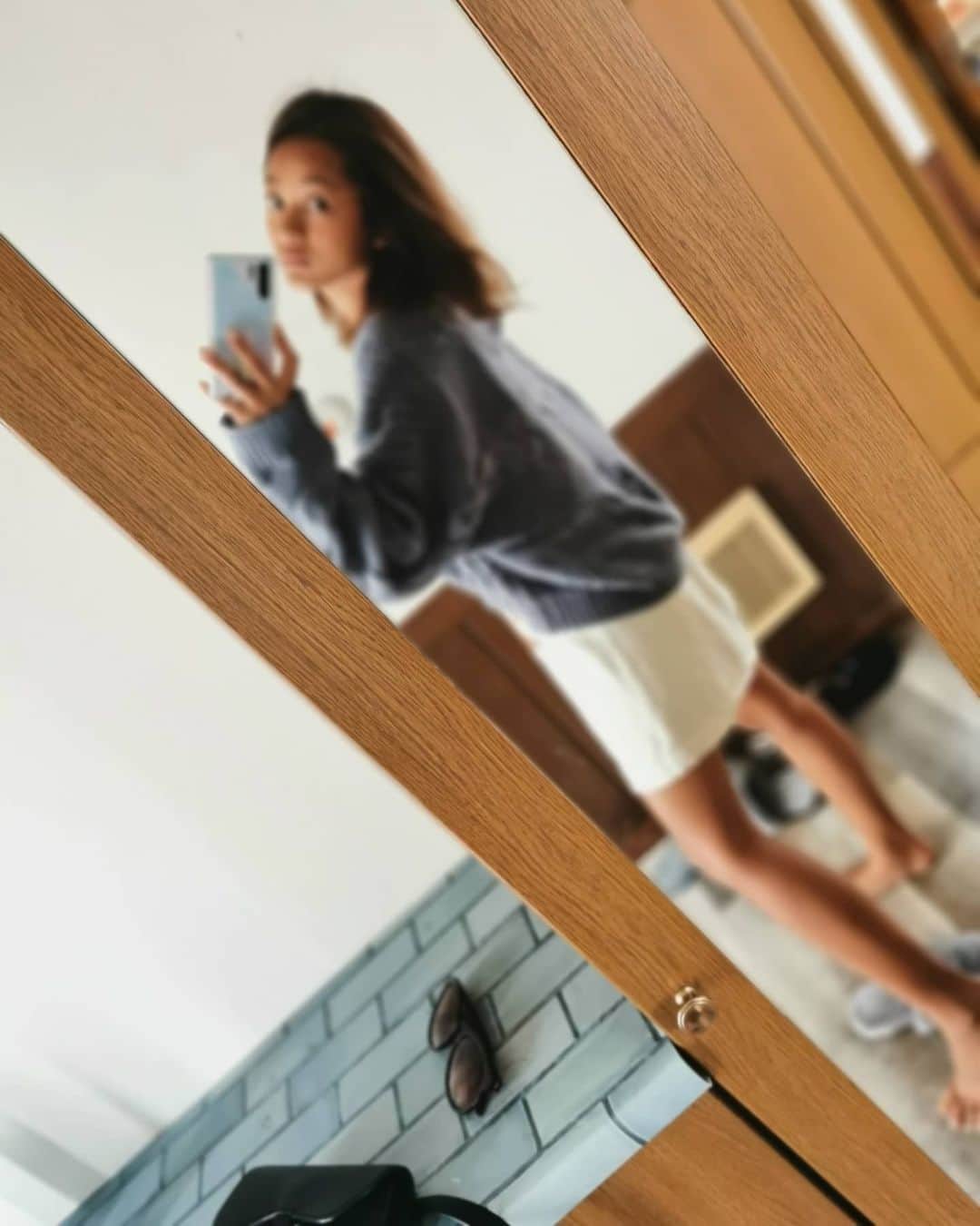 脇田恵子のインスタグラム：「今日は久しぶりにお家ケアの日にしようかな🤫太陽いっぱい浴びてカサカサなの🤫」