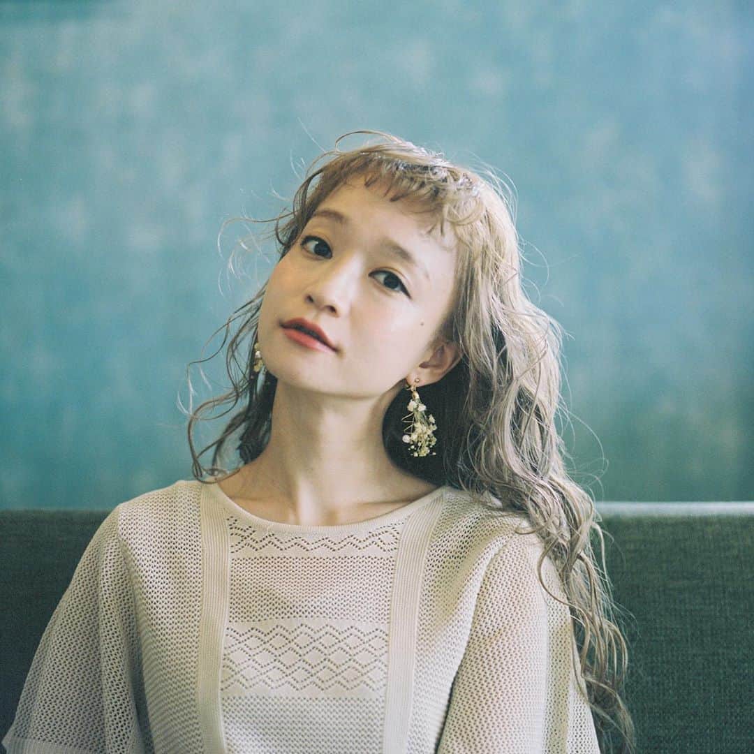 waco⭐️CHACOのインスタグラム：「パールとかすみ草新色できました。来週火曜の販売です。  2011年から作り始めたカタログも今年で9年目。  来週半ば頃からまいちゃんモデルのCHACOカタログ2020を配布開始いたします。 しばちゃんコラボご注文のお客様にも一緒に同封させていただきます。  model @iamihsahakatiam  hair @eight_hair  photo eicou」