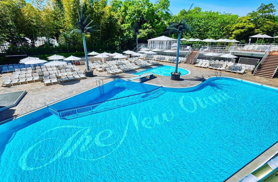のインスタグラム：「《今年のGARDEN POOLは完全予約制》﻿ ﻿ 夏のご予定はお決まりですか？✨﻿ ﻿ ホテルニューオータニの誇る夏の風物詩GARDEN POOLが、今年は宿泊プラン限定＆完全予約制の「安心・安全のプール」としてオープンいたします。﻿ ﻿ 広大な日本庭園の深い緑に包まれた、極上の癒し空間を心ゆくまでご堪能ください🥂ご予約は、@hotelnewotanitokyo プロフィールより公式WEBサイトまで。」