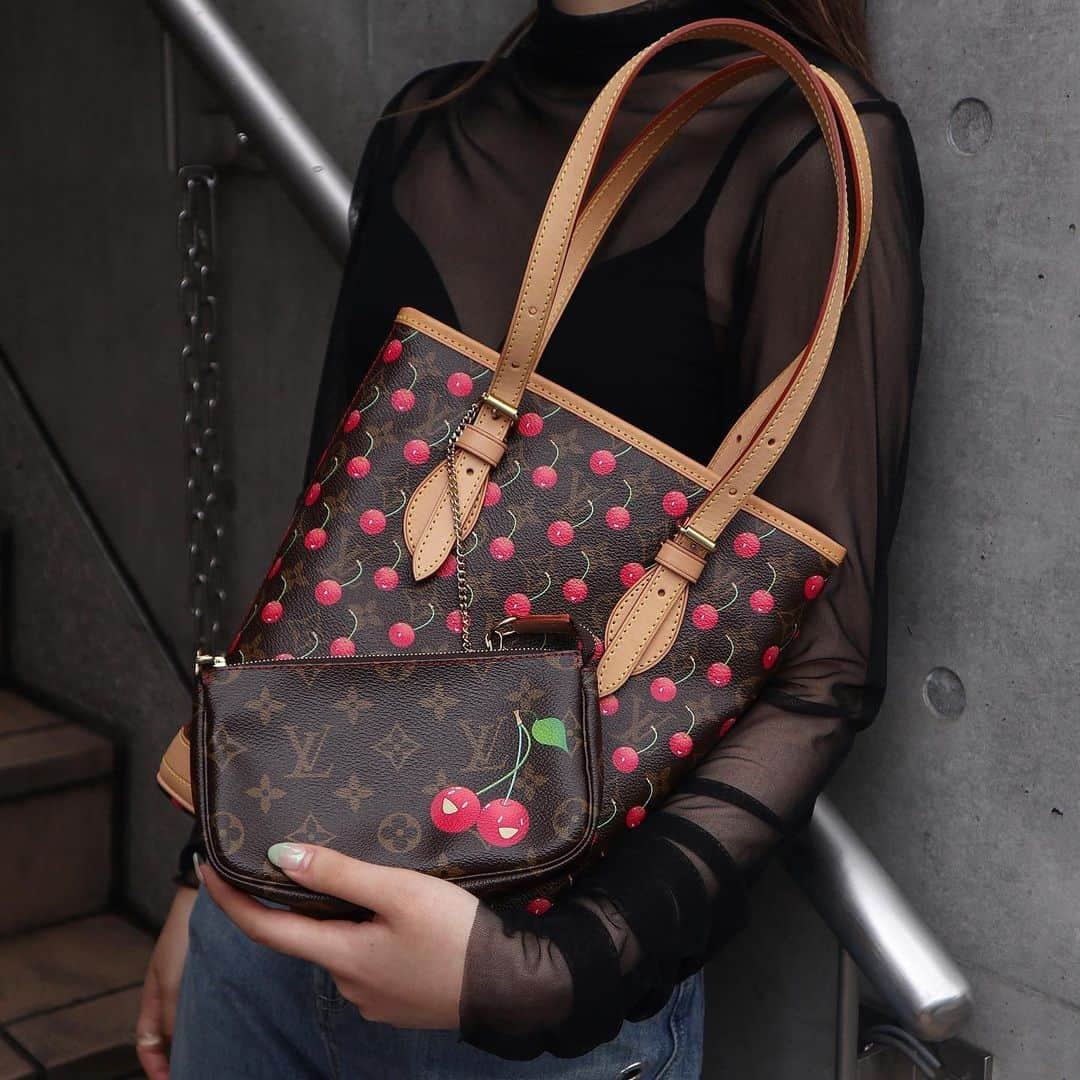 Vintage Brand Boutique AMOREさんのインスタグラム写真 - (Vintage Brand Boutique AMOREInstagram)「Louis Vuitton × Takashi Murakami Cherry Bucket PM from 2005.  AMORE meets LV x MURAKAMI  POPUP Store at AMORE Gentleman July 1st - 29th  On website search for AO19943  Free Shipping Worldwide✈️ ≫ ≫ ≫✉️ info@amorevintagetokyo.com  #AMOREmeetsLVxMURAKAMI #村上隆 #ヴィンテージ #ルイヴィトン  #ヴィンテージルイヴィトン #ヴィンテージブランドブティック #アモーレ #アモーレトーキョー #表参道 #青山 #東京 #louisvuitton #takashimurakami #murakamitakashi #vintage #vintagelouisvuitton #louisvuittonvintage #amoretokyo  #amorevintage #vintageshop #amoregentlman #アモーレジェントルマン #popupstore」7月3日 13時15分 - amore_tokyo