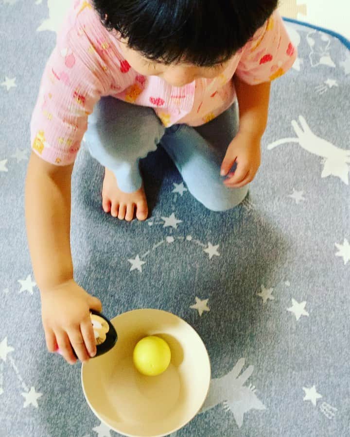 横山愛子のインスタグラム：「長女のおままごと 【卵を🥚割る】٩( ᐛ )و  お料理も手伝うのが好き😉 本物の卵も上手に割ってくれるので、助かります☆ 最近は料理していると、 (長女)それなーに？→(私)なんだ？ →(長女)🧅🥔🥕と野菜も全て覚えて答えられるように❣️  フライパンで何か作ってると、 (長女)何作ってるの？見せて見せて！  (私)熱々のフライパンの中身を見せる。 (長女)わー美味しそう♪熱いから危ないね❗️って^ ^  色々成長してて面白い❤️❤️ #2歳4ヶ月」