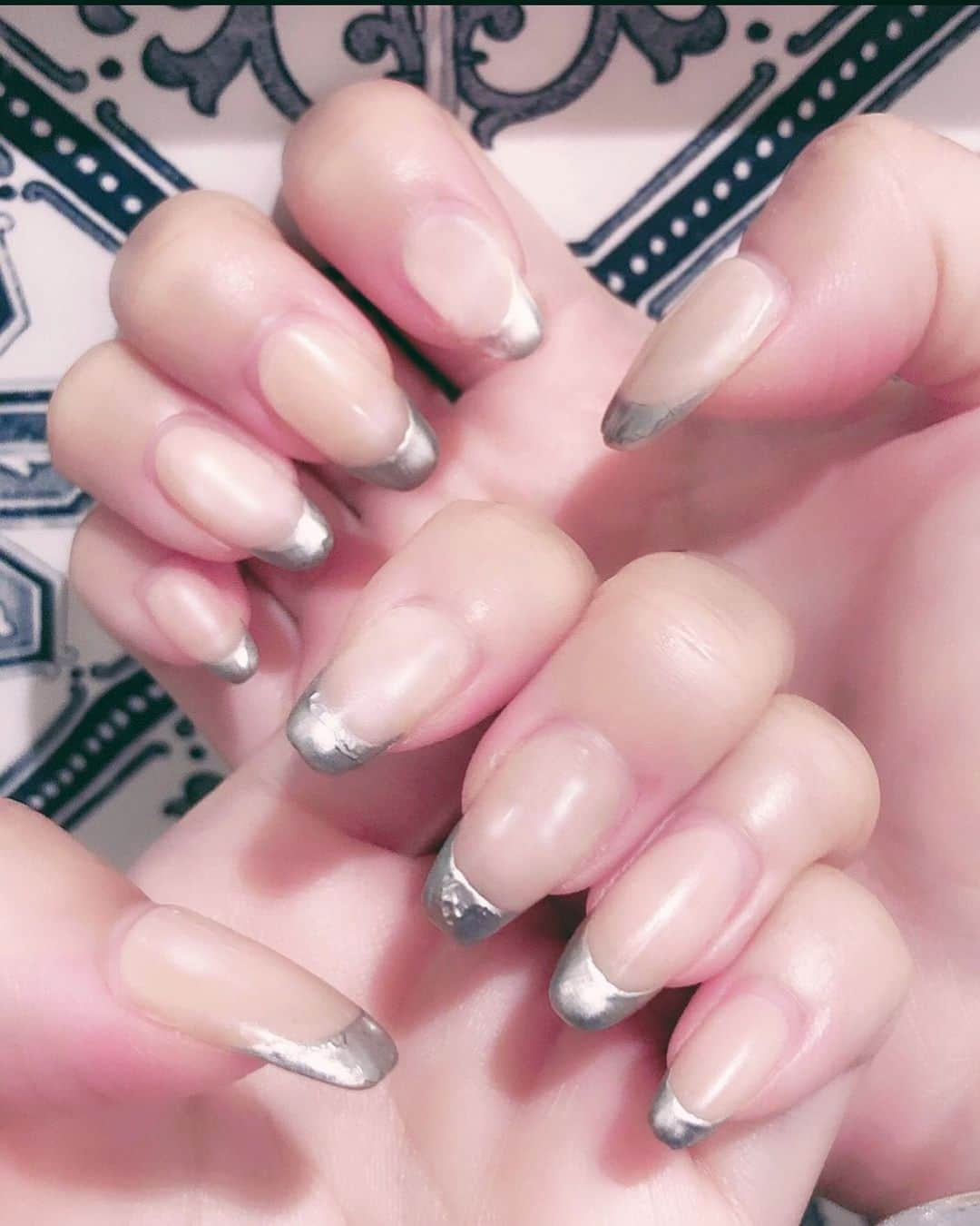 酒井桃子のインスタグラム：「. newnail🧚🏻‍♀️ 今回はシンプルに シルバーのフレンチ🥰 ネイルずっとお休みしてたけど やっぱりネイルがあると幸せな気持ちになる😽❤️  @emi_parkbytokyo さんとも 久しぶりに会えて嬉しかった🥺 いつも可愛いネイルありがとうございます🥰 #nail#parkbytokyo」