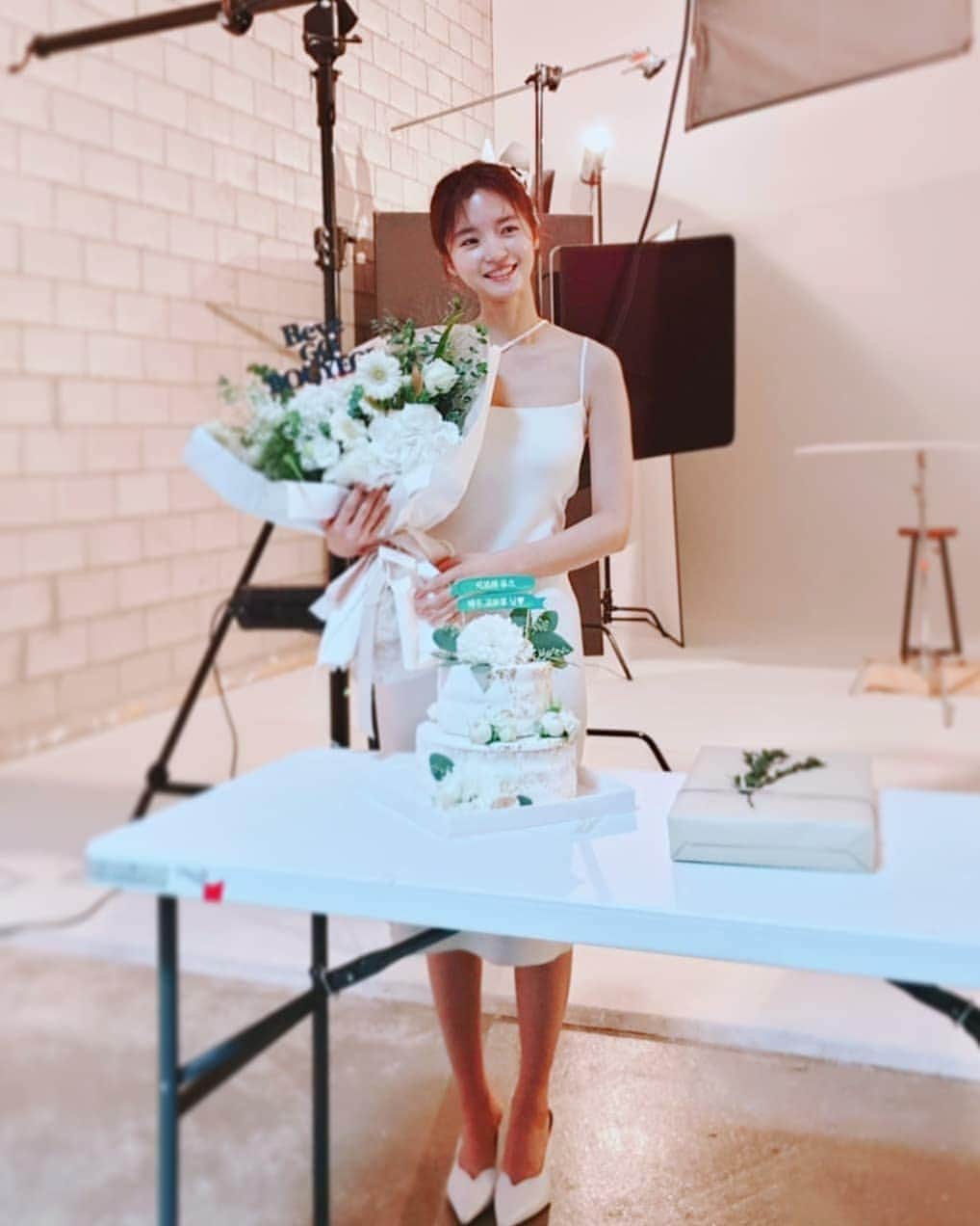 コ・ボギョルのインスタグラム：「Be:ve x bogyeol 🌿  비브의 뮤즈가 되었어요 앳스타일  8월호에서 만나요 🤗  좋은 생각 좋은 성분의 #비건화장품 🍃  #비브 #Beve 🌱」