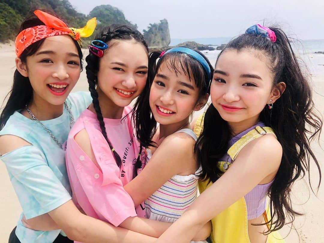 ニコ☆プチのインスタグラム：「🌻🍧🌺👙🌈🐠☀️ 本日ニコ☆プチ8月号発売日☺︎🎶 待っててくれたみんな、ありがとう！！ そしてお待たせ🤧💓 . . 『夏』がたーくさんつまった一冊になってるので、 すみずみまで楽しんでね🏄‍♀️🌟 表紙は海が似合うみなさまですよん~~🧜🏻‍♀️🏖✨ #犬飼恋彩  #中山あやか  #本多萌愛  #藤岡舞衣」