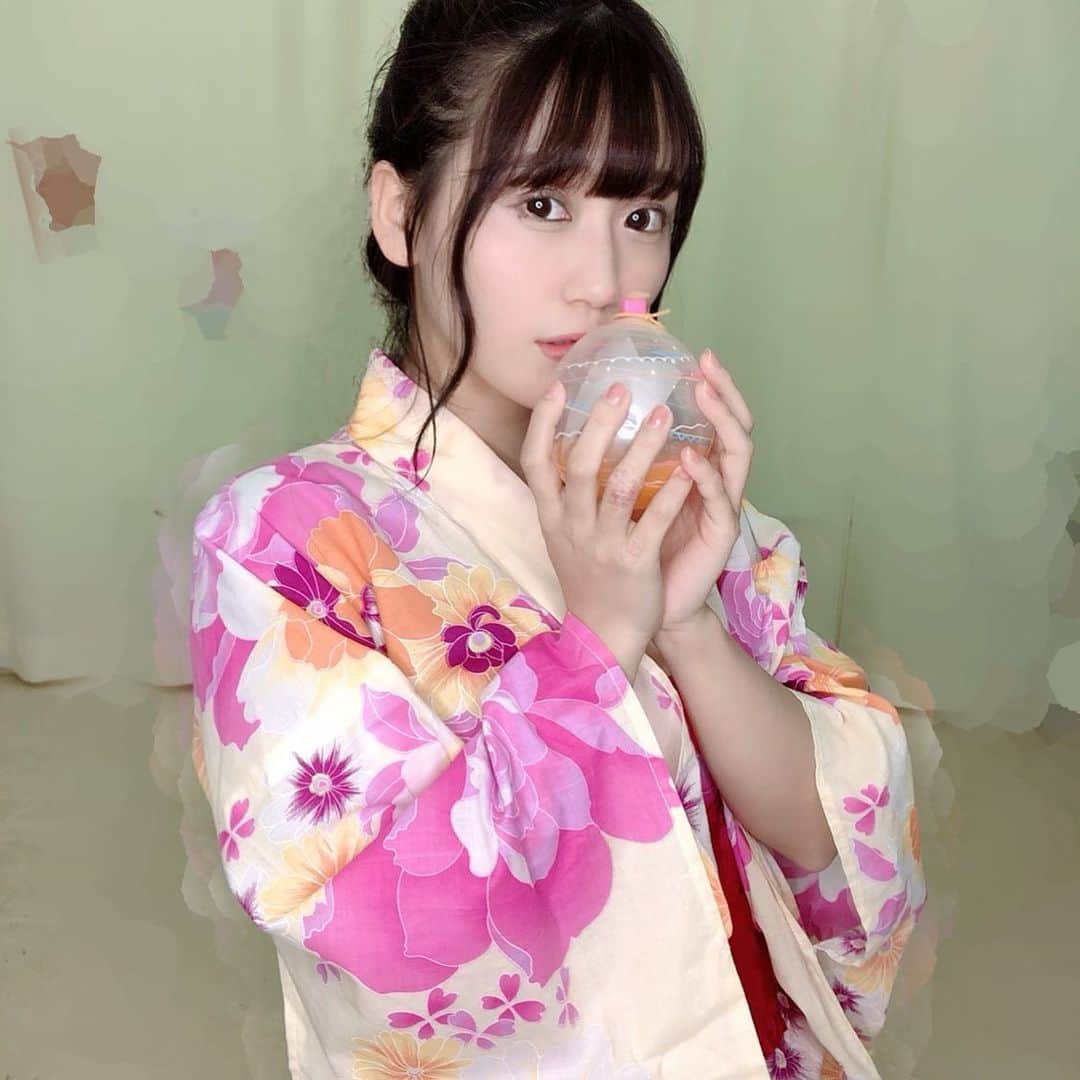 楠木まゆのインスタグラム：「梅雨明けたら本格的に 夏がくるぅ〜 ・ 春を感じてない分 夏を感じたいけど…… まだ全然先のことが見えないね😢 ・ #一緒に頑張ろう #夏 #summer #浴衣を着る機会今年はあと何回あるかな #これは今年の写真です #ピンクラ動画お楽しみに #ピンククラッカーズ #🎉 #💗」