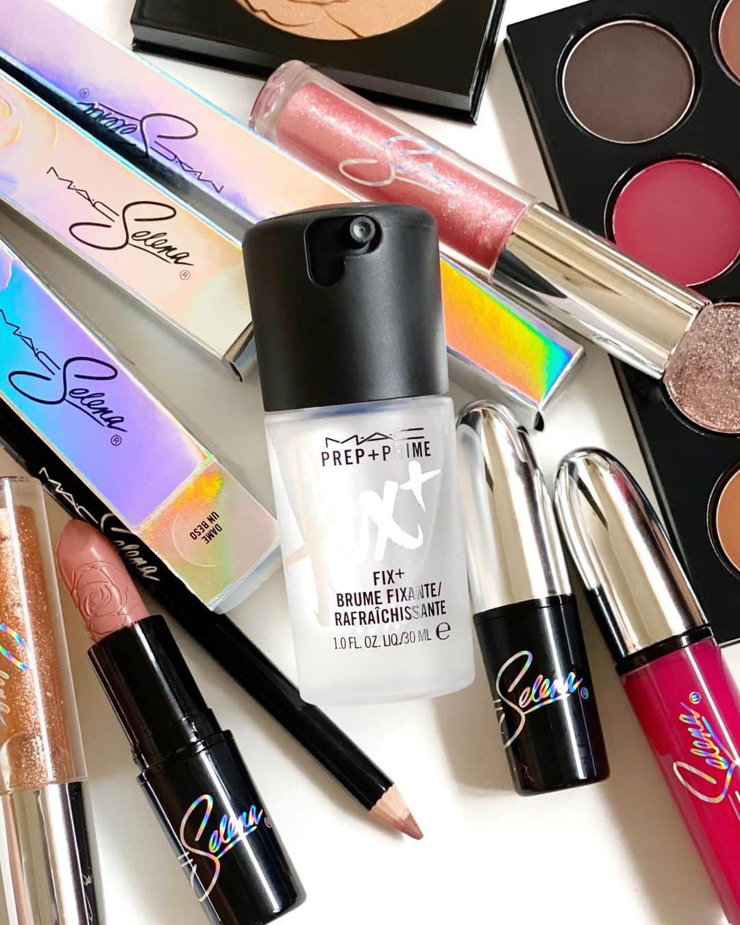 M∙A∙C Cosmetics Japanのインスタグラム：「【本日全国発売！】 公式オンラインショップにて先行販売中の#MACセレーナ ラ レイナ コレクションを、本日7月3日(金)に全国のM∙A∙Cカウンターにて販売スタート🌟  さらに、公式オンラインショップ限定で、 M·A·C セレーナ ラ レイナのコレクション製品を1品含む8,250円（税込）以上ご購入のお客様へ、肌をスムーズに整えるスプレータイプの化粧水 M·A·C プレップ プライム フィックス+（30ml）をプレゼント✨ キャンペーン期間：2020年7月3日(金)10時30分～7月9日(木)23時59分まで ㅤ ※無くなり次第終了。 ※お1人様1会計につき1回までとさせて頂きます。 ※お買い物の際は、ショッピングカートにプレゼント製品が表示されているかをご確認ください。ショッピングカートに表示されない場合は、在庫切れとなります。 ※M·A·C 公式オンラインショップ限定のキャンペーンです。  ㅤㅤㅤ #MACSelena #MACCosmeticsJapan #MACCosmetics #MAC #MACコスメ #マックコスメ #コスメ#コスメ紹介#コスメ好き#コスメレポ #化粧品 #デパコス #コスメ部 #コスメマニア #メイク好き#メイク道具#美容大好き#美容好き#トレンドメイク#夏メイク#メイクテク#アイシャドウパレット#キラキラ#キラキラメイク#MACリップ#リップマニア#ハイライト#ツヤ肌#ツヤ肌メイク」