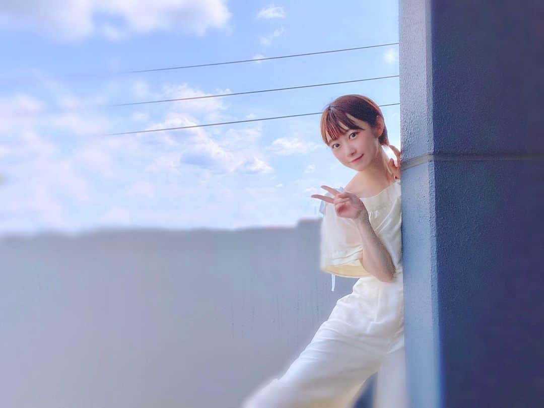 河内美里さんのインスタグラム写真 - (河内美里Instagram)「∗*ﾟ ひょっこり✌🏻 . . . #最近白い服が好き #まるで今さら #清純派気取ってるかのようだけど #実際のところ #精神年齢47歳だから #多分もう手遅れ . . . .」7月3日 13時37分 - misato_kawauchi