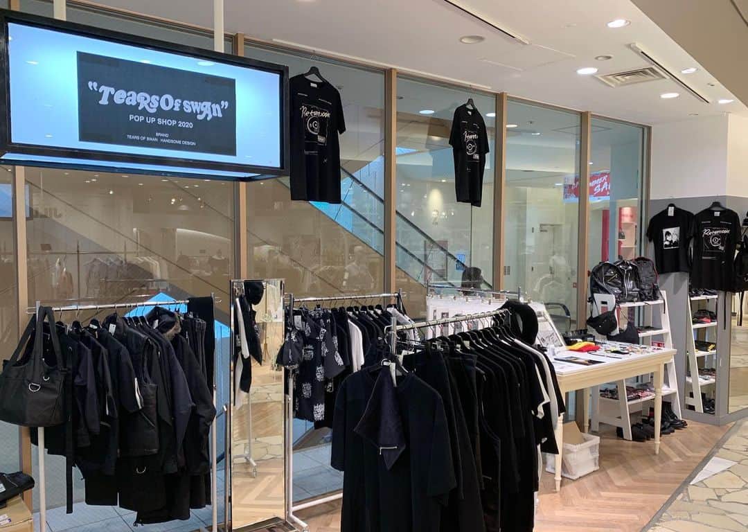 のインスタグラム：「大阪OPA POP UP SHOP、3日目です!! 店頭にて皆様のご来店をお待ちしておりますので宜しくお願い致します(^^)🏬🕴   TEARS OF SWAN POP UP SHOP TOUR 2020 in OSAKA   BRAND:TEARS OF SWAN  HANDSOME DESIGN DAY:2020.7/1(wed)〜7/8(wed) TIME:11:00〜21:00 SHOP:心斎橋OPA PLACE: 大阪府大阪市中央区西心斎橋1-4-3 　2F EVENT SPACE WEB: https://www.opa-club.com/shinsaibashi  @tears_of_swan  #tearsofswan  @handsomede  #handsomedesign #popupshoptour #popupshop #return @shinsaibashi_opa  #opa_shinsaibashi #opa #心斎橋 #大阪」