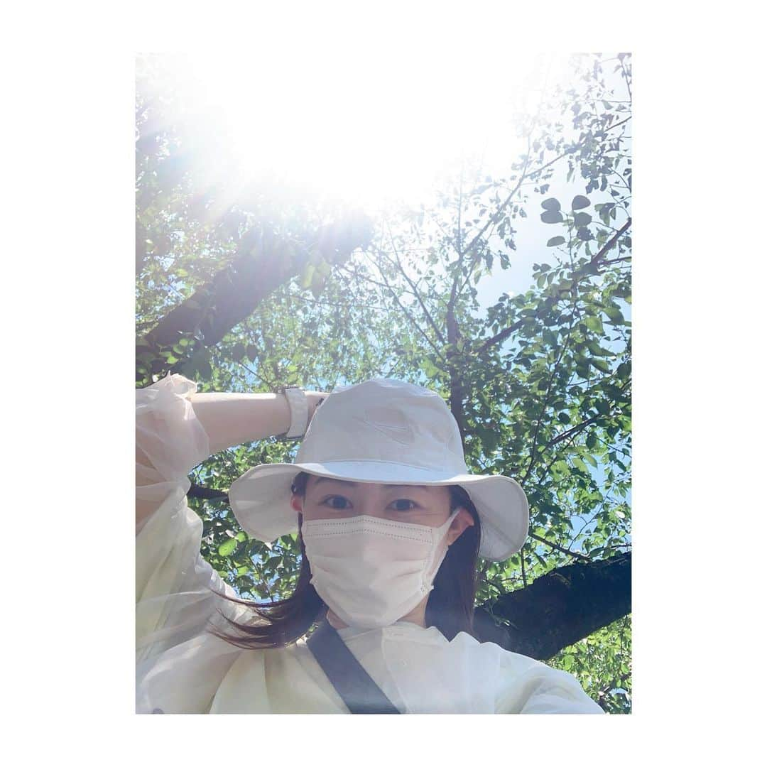 宇月颯さんのインスタグラム写真 - (宇月颯Instagram)「.﻿ .﻿ いきなり森林浴🌳🍃✨﻿ ﻿ 夏らしい日差しに優しい風。。。﻿  明るい色の服が着たくなる💛﻿ ﻿ マスクが体の一部になりつつある今｡｡｡😷﻿ 暑いですが、マスクをしながら夏を乗り越えねばです！！﻿ 皆さんも色々気をつけながら、熱中症にもお気をつけて🙏🏼﻿ ﻿ ﻿ 💝#fashion#洋服 ﻿ 👗#タイダイ柄#Tシャツワンピ﻿ 🥼#White#シアーシャツ﻿ 👟#UGG #サンダル﻿ 👒#NIKE#バケットハット﻿ #緑#自然#森林浴#organic🌿﻿ #デトックス#癒し#リラックス﻿ #晴れ#夏#summer#夏の緑は鮮やか﻿ #カジュアルスタイル はどうですか？🥴﻿ #皆さんといつ会えるかな﻿ ﻿」7月3日 13時39分 - hayate_uzuki_official