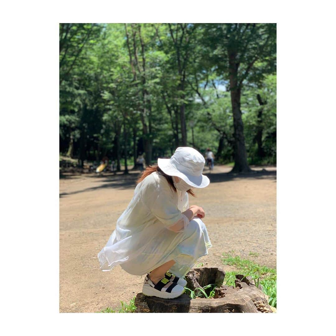 宇月颯さんのインスタグラム写真 - (宇月颯Instagram)「.﻿ .﻿ いきなり森林浴🌳🍃✨﻿ ﻿ 夏らしい日差しに優しい風。。。﻿  明るい色の服が着たくなる💛﻿ ﻿ マスクが体の一部になりつつある今｡｡｡😷﻿ 暑いですが、マスクをしながら夏を乗り越えねばです！！﻿ 皆さんも色々気をつけながら、熱中症にもお気をつけて🙏🏼﻿ ﻿ ﻿ 💝#fashion#洋服 ﻿ 👗#タイダイ柄#Tシャツワンピ﻿ 🥼#White#シアーシャツ﻿ 👟#UGG #サンダル﻿ 👒#NIKE#バケットハット﻿ #緑#自然#森林浴#organic🌿﻿ #デトックス#癒し#リラックス﻿ #晴れ#夏#summer#夏の緑は鮮やか﻿ #カジュアルスタイル はどうですか？🥴﻿ #皆さんといつ会えるかな﻿ ﻿」7月3日 13時39分 - hayate_uzuki_official