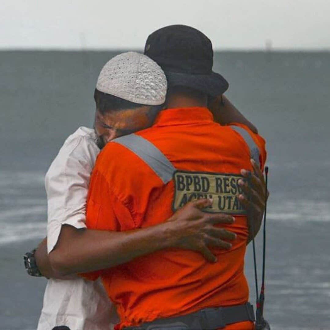 レナ・ヘディのインスタグラム：「Repost @chooselove  When the government of Indonesia turned its back on a boat full of Rohingya refugees stranded at sea, a group of local Indonesian fisherman stepped up to help, they saved the lives of around 100 people, including 30 children.   Local fisherman Hamdani Yacob told the Reuters news agency that helping them was “nothing more than a sense of humanity and part of our tradition in the north Aceh fisherman community”  “If the government is incapable, us the community will help them, because we are human beings,and they (the rohingya refugees) are human too and we have a heart”   LOVE IN ACTION. WE NEED MORE OF THIS GLOBALLY. SPREAD THE ❤️」