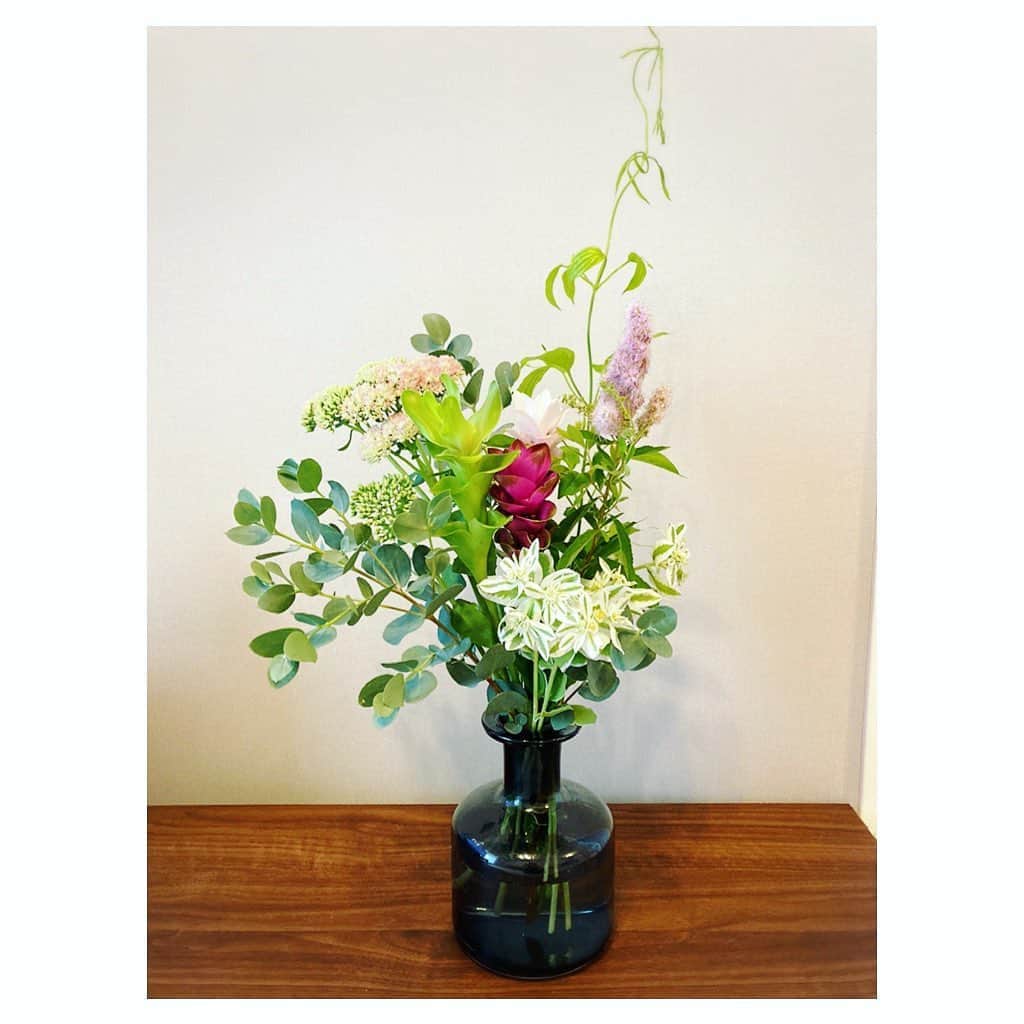 原田佳奈さんのインスタグラム写真 - (原田佳奈Instagram)「・ ・  センスの良い人のアレンジを見様見真似、段々良い感じになってきた気がします。  ポイントは、緑の葉っぱの使い方かなと。  お花屋さんで、一本一本選ぶのが楽しい☺️  #flowerarrangement  #お花のある暮らし」7月3日 13時52分 - kanaharada1211