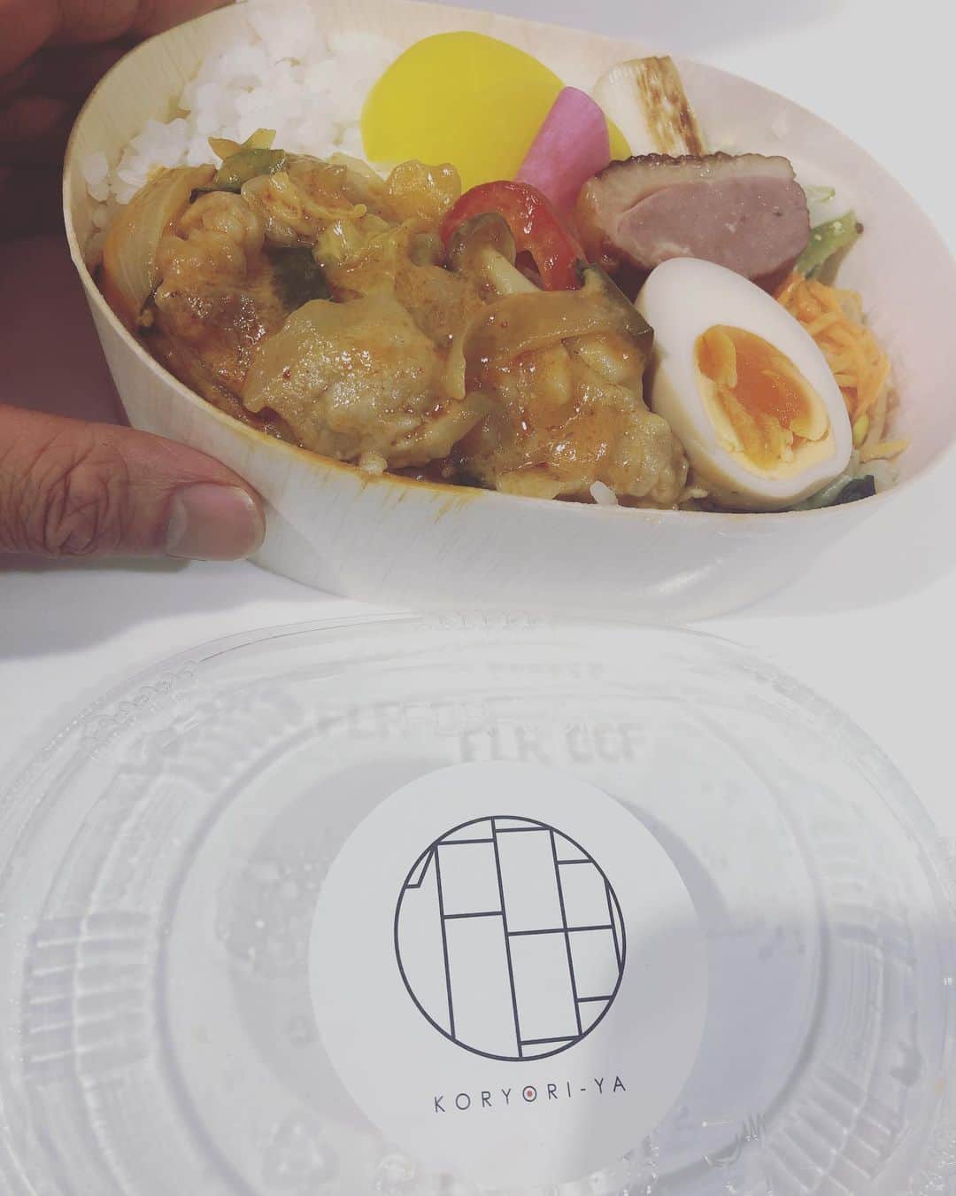 SHINPEIのインスタグラム：「ケータリングのお弁当がとっても美味しかった！﻿ ﻿ 1988 KORYORI-YAさんのテイクアウト料理﻿ ﻿ ココナッツミルクがまろやかなタイカレー﻿ ﻿ 野菜たっぷりピクルスの数々﻿ ﻿ 魚バージョンも食べたかったー！﻿ ﻿ #1988KORYORIYA﻿ #KORYORIYA」