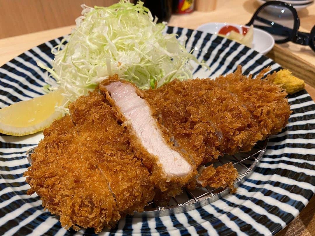 のインスタグラム：「＂𝙽𝙴𝚆 𝙾𝙿𝙴𝙽＂  新店さんいらっしゃい！ と、他局の情報番組の コーナーをパクってしまいました…  6/25にオープンしたばかりの とんかつ屋さんがきょうのランチ♪  塩釜の有名フレンチで修業した方が なぜかとんかつ屋を始めたという。  岩手の「岩中豚」を 3種類の塩でいただくスタイルで、 （ソースもあります） これが最高に美味しかった♬ 『孤独のグルメ』の 松重豊さんも唸る味だろう…  メンチカツもメニューにあったので 次も来ることをすでに決めました☆  #とんかつえんどう  #仙台ランチ」