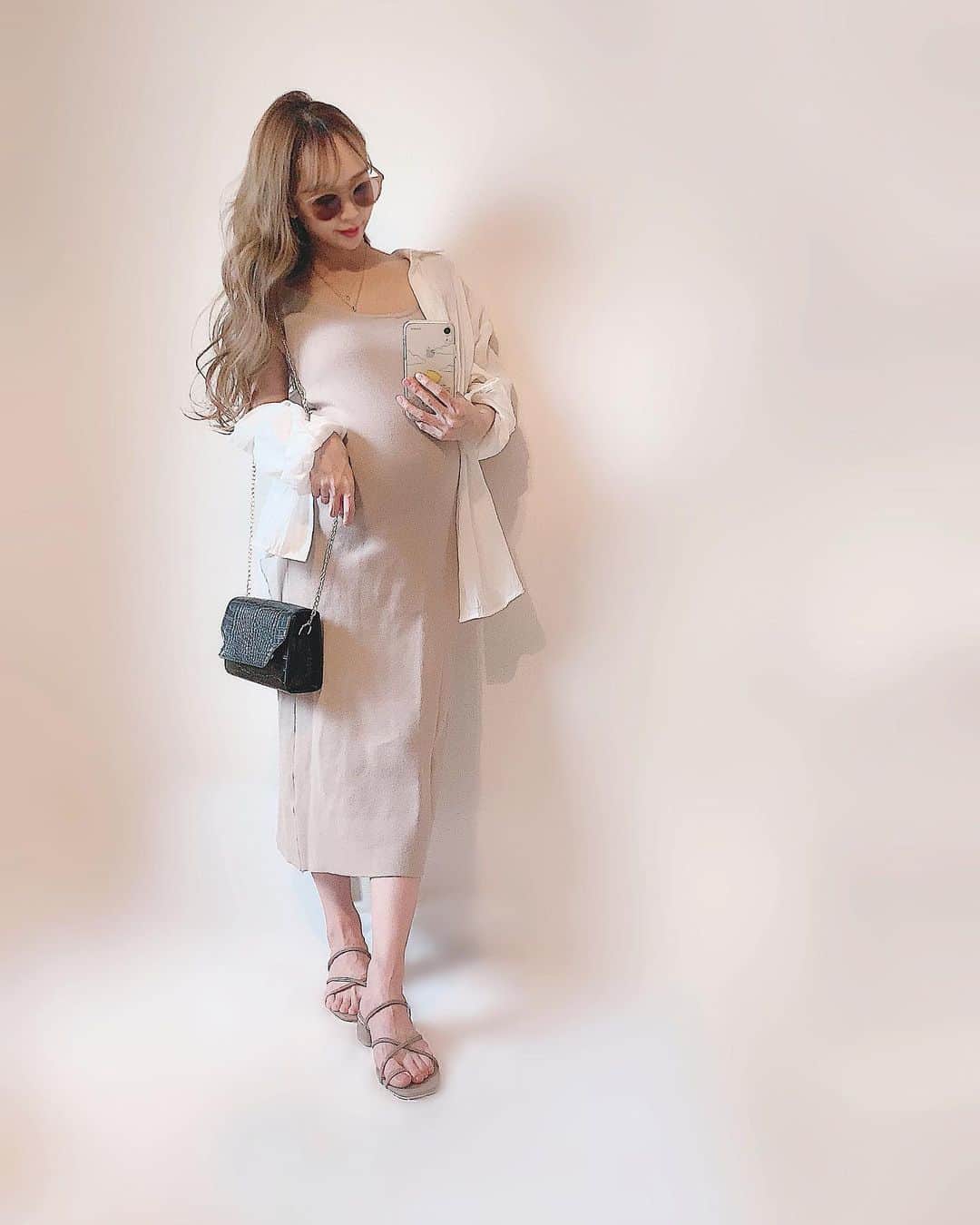 さっぴちゃんのインスタグラム：「... ⑅ 𝐶𝑜𝑜𝑟𝑑𝑖𝑛𝑎𝑡𝑒 ... ... . . 昨日はあかりの予防接種に行ってから 実家に追加で里帰り用の荷物を置きに行って 妊婦検診へ行って、日用品を買いに行って〜と なんだかバタバタ動き回っておった﹏🤗𓂂 . あかりは予防接種を待ってる間に同じ タイミングで来てた3歳の男の子と女の子に 駆け寄っては、話しかけて遊んでもらって👧🏼🎀 . 家だとママママママママ〜ってべったりだけど 相変わらずの社交的さを見られて嬉しかった♡♡ 外に出たら、わたしなんて放置よ放置🤗 それを見るのがたまらなく好きなんですけどね(笑) . そしてママさん達が皆優しくて良い方でほっこり🥺❤︎ . 先生達も、わたしのお腹を見ては いつ産まれるの？もうすぐお姉ちゃんだね〜♡ 大変でしょ？身体気をつけてね！頑張ってね！と、 沢山声をかけてくださったり、なんだか凄く 心がぽかぽかした1日だったなぁ﹏☺️♡♡♡ . . ………………………………(♡)……………………………… .」