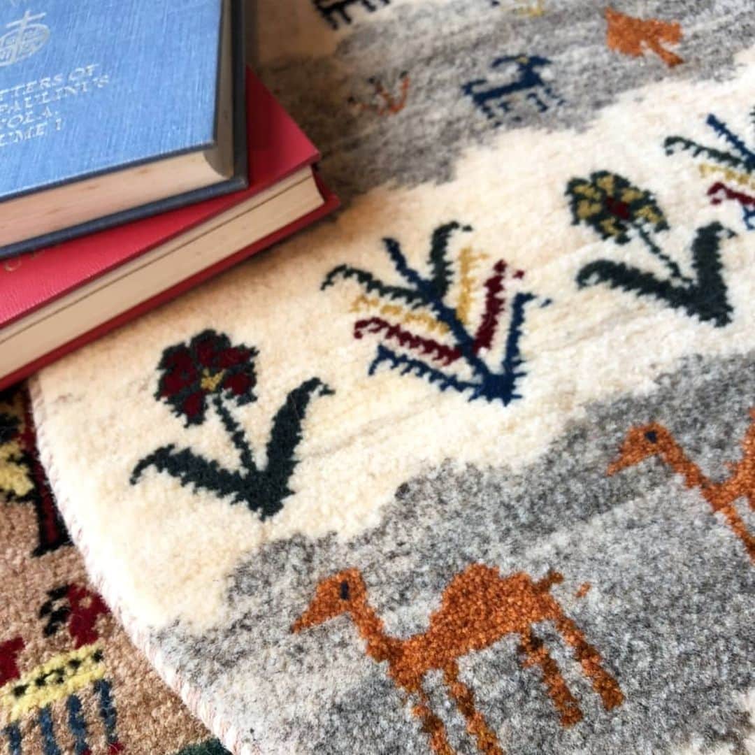 枚方T-SITEさんのインスタグラム写真 - (枚方T-SITEInstagram)「絨毯のある暮らし﻿ ﻿ 枚方T-SITEに300枚ものペルシャ絨毯ほかが登場。南ペルシアの遊牧民の方が織り継いできた美しい手織り絨毯は、1枚1枚が個性的で、ちがった表情をみせてくれています。﻿ ﻿ ﻿ 梅雨の日の昼下がり…﻿ ﻿ おうち時間がもっと楽しくなる、お気に入りの絨毯をゆっくり探してみるのはいかがでしょうか。﻿ ﻿ ﻿ 【INFOMATION】﻿ ■日時：7月3日(金)～５日(日)10：00~20：00﻿ ■場所：４Fイベントスペース中央側および駅側﻿ ﻿ ﻿ #枚方tsite #hirakatatsite #蔦屋書店  #枚方蔦屋書店 #tsutayabooks #hirakata_tsutayabooks ﻿ #枚方 #hirakata #tsite  #hirakata_tsite   #絨毯 ﻿#ペルシャ絨毯 #ペルシャ絨毯専門店 #手織り絨毯 ﻿#絨毯ギャラリー  #ギャッベスタイル展 #ギャッベのある暮らし #手織り絨毯 #ギャッベ  #インテリア ﻿#インテリア雑貨 #暮らし #暮らしを楽しむ ﻿#絨毯のある暮らし  #おうち時間を楽しむ ﻿#憧れのお部屋」7月3日 13時59分 - hirakata_tsite