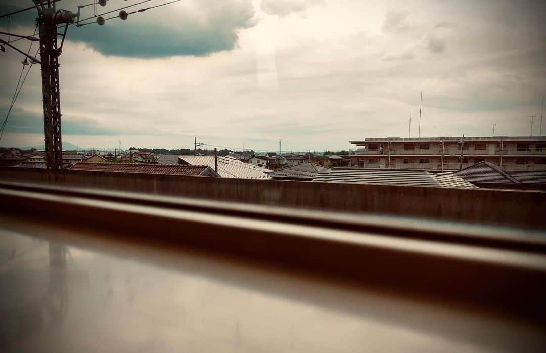 武藤愛莉のインスタグラム：「特急列車に揺られてます🚃  #カメラ #写真 #レトロ #特急列車」