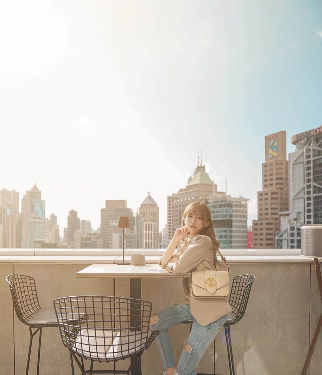 Giann Chanのインスタグラム：「給這裡打個分： Atmosphere ★ ★ ★ ★ ★ Food ★ ★ ★ ★ ☆  Price ★ ★ ★ ★ ☆ 📍: @themurrayhk  . . . #popinjays #theMurrayhk #hk #central #Lvpont9 #Louisvuitton #Hongkong」