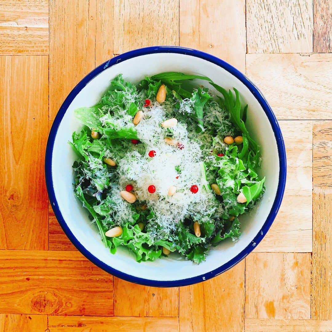 リサ のインスタグラム：「エダムチーズ削りまくり🥗(全然減らない)  #food #foodpic #foodphoto #foodie #foodlover #instafood #foodism #foodaddict #foodies #foodoftheday #onthetable #りちゃこ食堂」