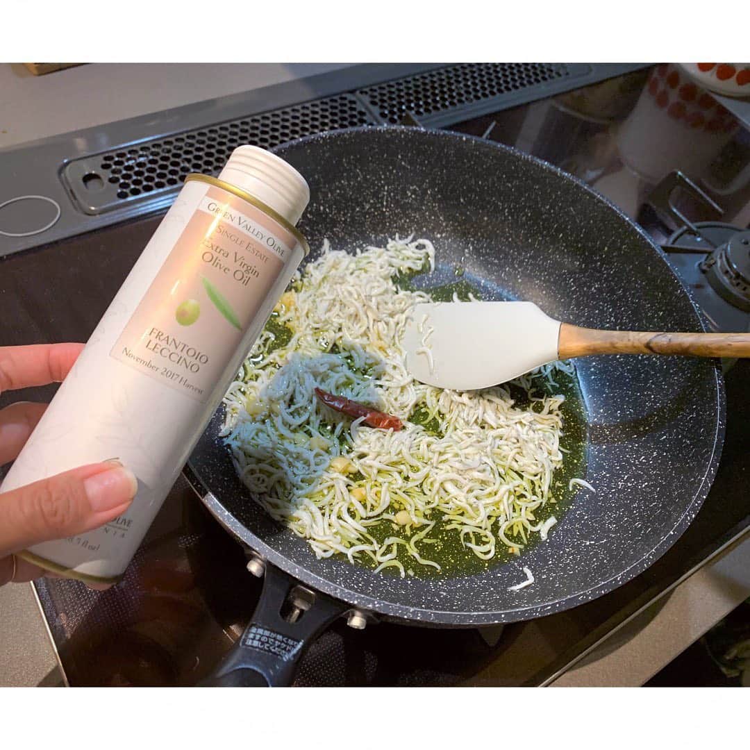 土井地恵理子さんのインスタグラム写真 - (土井地恵理子Instagram)「・ このオリーブオイル美味しい😍✨ @greenvalleyolivejapan ・ 栽培から缶に詰めるまで 全てカリフォルニアで行ってるから 酸化せずに美味しいまま届くっていう。 ・ さとこちゃん @yamamotosatoko のレシピのしらすのオイル漬けを @bagel_hot のベーグルに🥯 ・ たっぷりオリーブオイルが染み込んだしらすトースト 美味しいに決まってる😍✨✨ ・ ・ フレーバーオイルもあって こちらはサラダやカルパッチョ アイスにかけても良いそう！ ・ ・ パッケージも可愛くて 家ご飯が楽しくなる❤︎ ・ ・ #greenvalleyolive #greenvalleyoliveoil #oliveoil #オリーブオイル #natural #cooking #料理 #bagle #しらすトースト #lifestyle #ライフスタイル #カリフォルニア行きたい」7月3日 14時42分 - ericodoiji