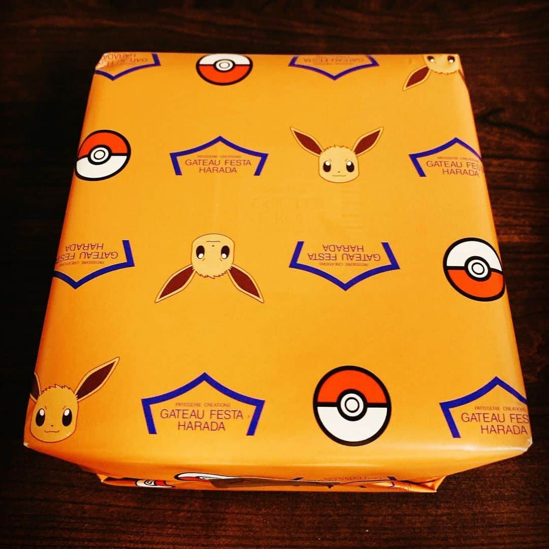 のインスタグラム：「「ハラダのラスク」としてお馴染み群馬のスイーツ。ただいまポケモンとのコラボ中。4種類ありましたが、私はイーブイVerをチョイス。 関係ないですが、少し前までは、世界に三つしかないハーゲンダッツの工場のひとつは群馬でした。意外とスイーツ王国！ #ポケモン #コラボ #ハラダのラスク #オシャレすぎて群馬感薄いスイーツ #冬場限定のチョコをコーティンしたグラスクは絶品。」