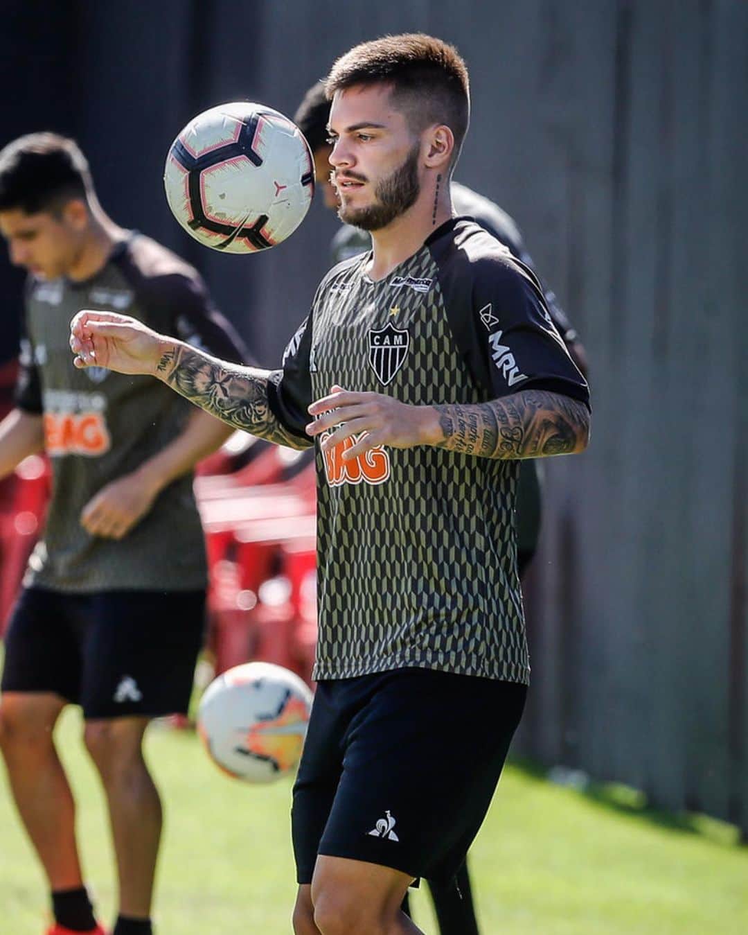 ナタンのインスタグラム：「🖤 ⚽️ 🤍」