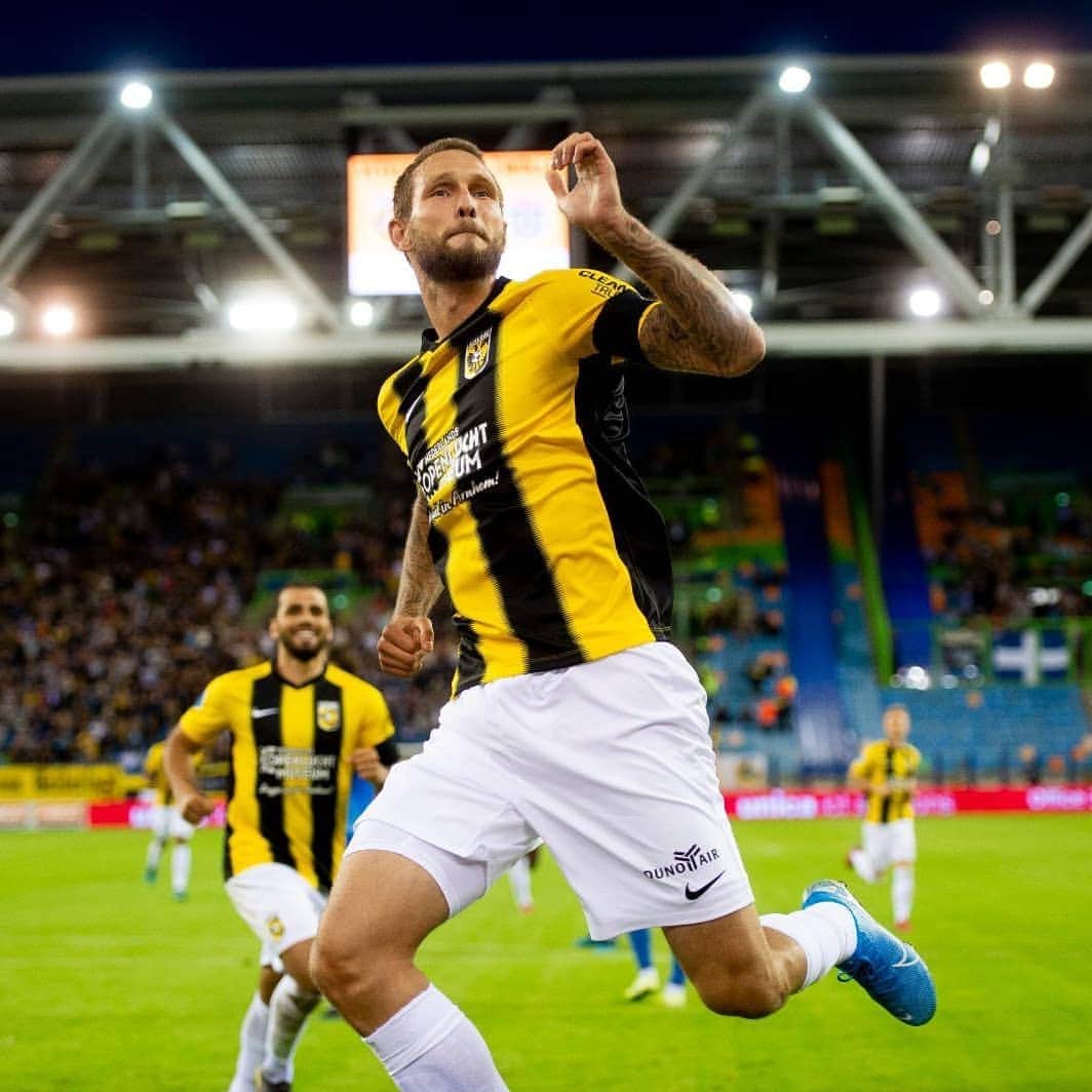 ティム・マタヴジュのインスタグラム：「Dear Vitesse fans, as you know my contract with @mijnvitesse expired some days ago.  I want to thank all the staff of @mijnvitesse for everything you did for me, especially when I was injured, I could feel all the love and support of all of you.  Then I want to thank all the teammates because we really became good friends in this three years. In the end, I want to thank all the fans, for the great support during my time in Arnhem.  I really felt like I'm at home since the first day I arrived.  At last, I want to wish MIJN Vitesse many success for the future.  Thank you from the bottom of my heart.  Tim Matavž」