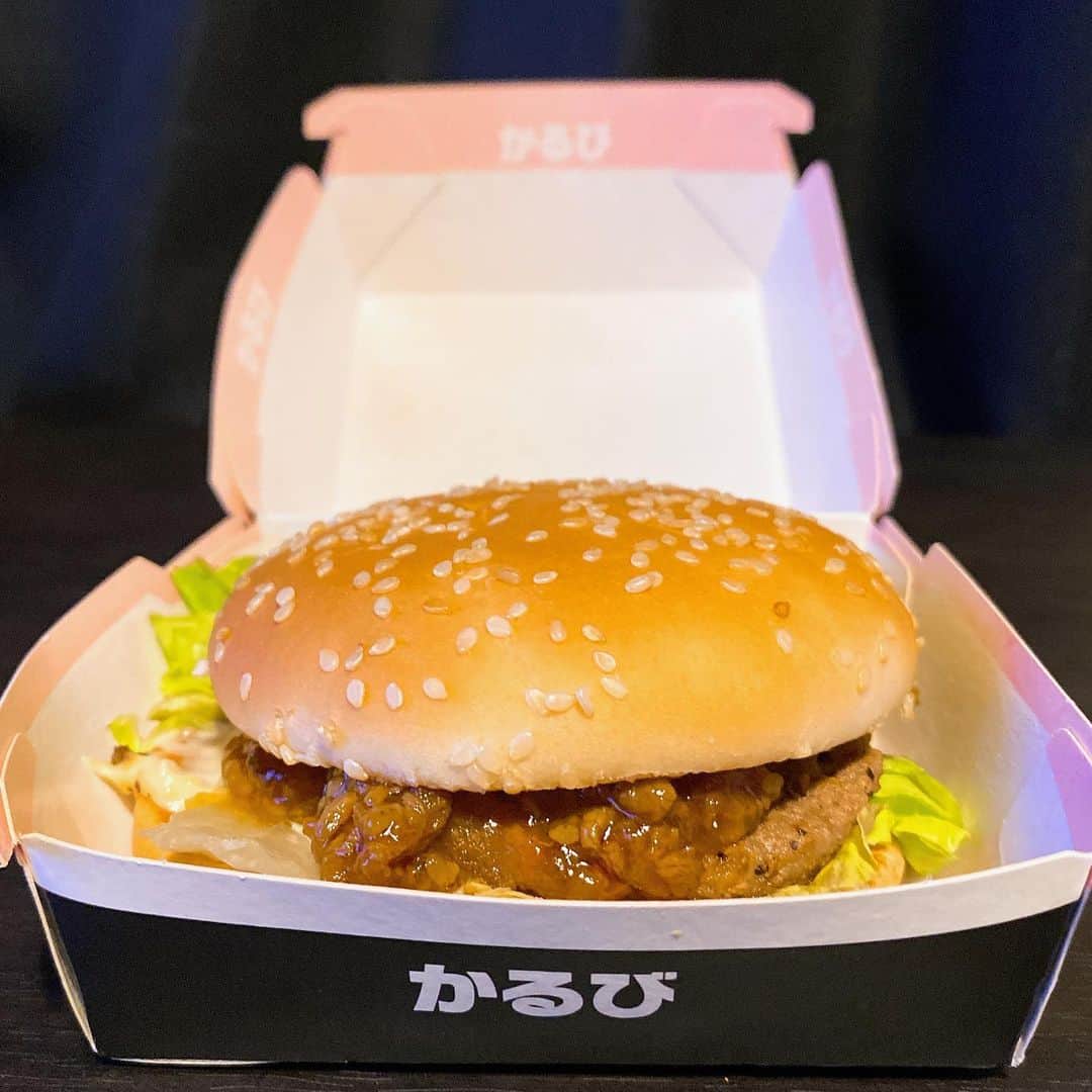 JULIANさんのインスタグラム写真 - (JULIANInstagram)「@mcdonaldsjapan うまさギュウギュウ『かるびマック』 #かるびマック　#カルビ #肉 #肉好き #ハンバーガー #🍔 #humberger  #ハッピーセット　#ポケモン #ピカチュウ サンバイザーもらった☆ #マクドナルド　#マクド　#マック #期間限定  #mcdonalds #mcdonald #mcd #맥도날드  #グルメ　#グルメ部 #デブ活 #ジャンクフード  #グルメ好きな人と繋がりたい  #インスタグルメ　#食テロ　#飯テロ #パン　#パン好き　#パン部　#パン活」7月4日 0時24分 - julian_official_jp