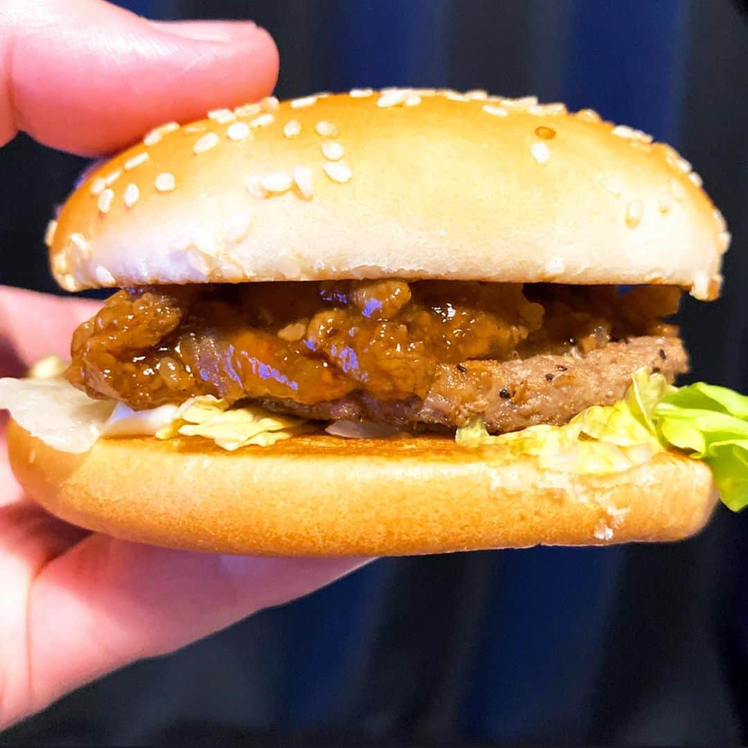 JULIANさんのインスタグラム写真 - (JULIANInstagram)「@mcdonaldsjapan うまさギュウギュウ『かるびマック』 #かるびマック　#カルビ #肉 #肉好き #ハンバーガー #🍔 #humberger  #ハッピーセット　#ポケモン #ピカチュウ サンバイザーもらった☆ #マクドナルド　#マクド　#マック #期間限定  #mcdonalds #mcdonald #mcd #맥도날드  #グルメ　#グルメ部 #デブ活 #ジャンクフード  #グルメ好きな人と繋がりたい  #インスタグルメ　#食テロ　#飯テロ #パン　#パン好き　#パン部　#パン活」7月4日 0時24分 - julian_official_jp