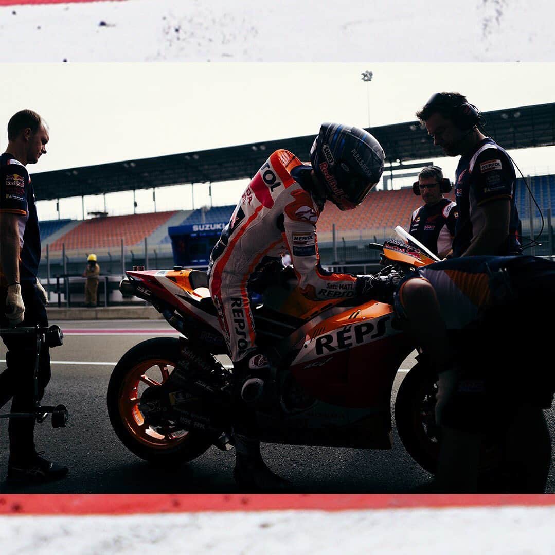 レプソル・ホンダのインスタグラム：「Shadow play🌃 ⠀⠀⠀⠀⠀⠀⠀⠀⠀ #MotoGP #AM73 #AlexMarquez #Racing #Repsol #Honda #Racing #RepsolHonda #HRC #RC213V #ThePowerOfDreams #Racing #Motorcycle #Team #OneHeart #Rookie #Debut」