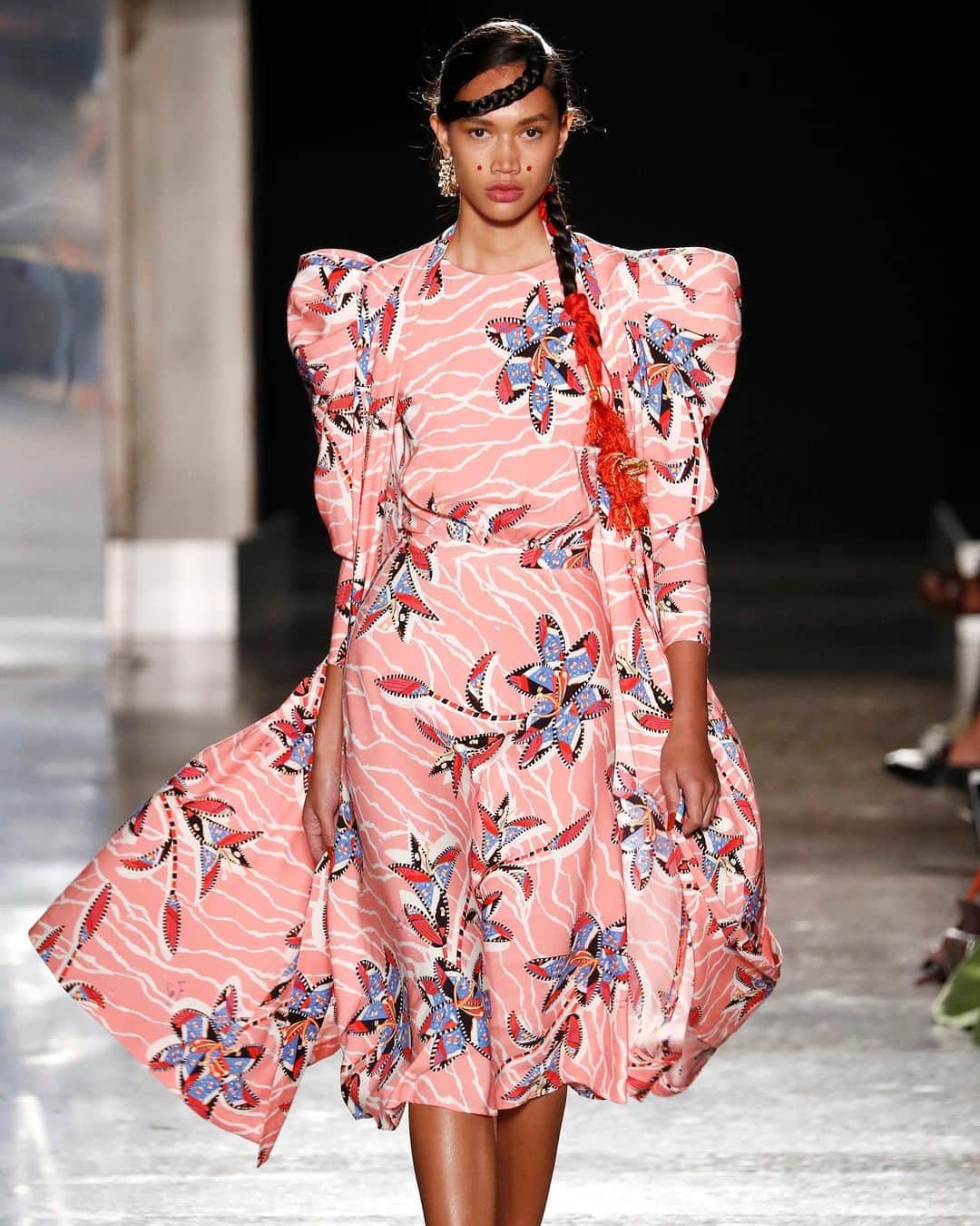 Fashion Weekのインスタグラム：「A full on ~LOOK~ from @stellajean_sj_'s #MFW September 2019 show. Based in Italy, designer Stella Jean finds inspiration at the intersection of cultures, including her own Italian-Haitian heritage. Her lively design aesthetic has captured the attention of the fashion world and Hollywood alike, including @beyonce, @zendaya and @badgarlriri. Explore the designer's latest collection at @stellajean_sj_. ⁠⠀ ⁠⠀ Photo by @gettyimages⁠⠀」
