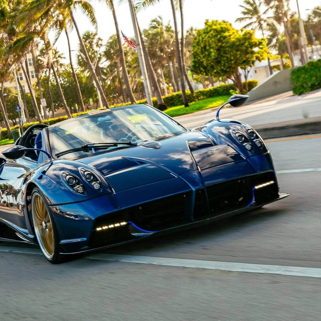 パガーニ・アウトモビリのインスタグラム：「Ready for the weekend ride?⠀ ⠀ #hittheroadagain ⠀ #pagani #huayra #huayraroadster」