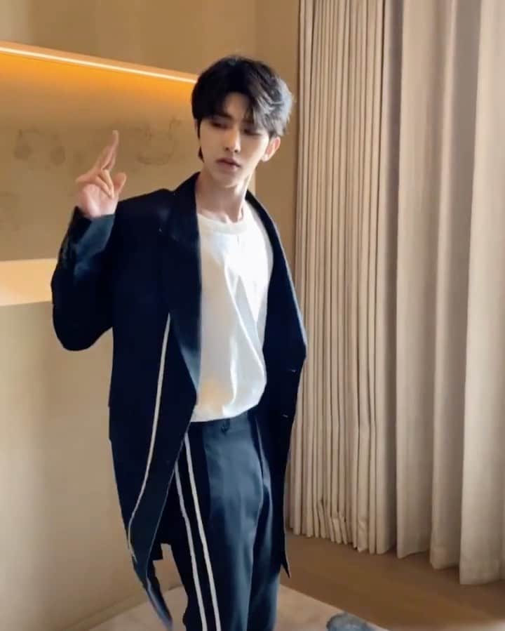 のインスタグラム：「Cpop Idol @caixukun working it good in Neil Barrett  #NeilBarrett #CaiXukun #NinePercent #NBFriends #DressedInNeilBarrett」