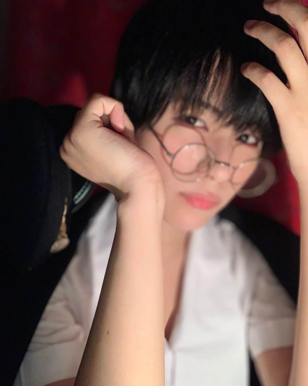 春川芽生のインスタグラム：「ピントが色んなところに合って楽しい🐟 . . . #ポートレート #cosplay #制服 #男装 #眼鏡」