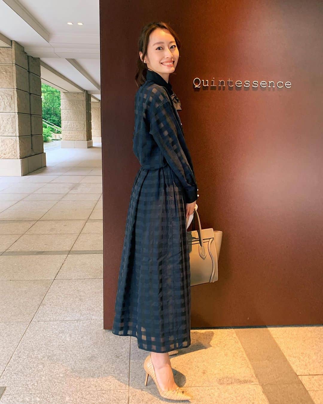 小祝麻里亜のインスタグラム：「コロナで中々会えずだった旦那さん家族と久しぶりに、個室でディナーに行ってきました☺️🍴 ． やはりオンラインより直接会ってお話しできた方が、何倍も楽しいひとときですね😊❣️❣️ 旦那さんと私は、お互いがお互いの両親を大好きなので、こうやって家族の時間を大切にするのが二人の間での家訓です☺️☺️笑 ． ． ． tops. @seventenbymihokawahito  skirt. @seventenbymihokawahito  bag. @celine  shoes. @jimmychoo  ． Thankyou @kishidashuzo  ． ．＿＿＿＿＿＿＿＿ #outfit #coordinate #look #instafashion #dinner #frenchrestaurant #quintessence #셀스타그램 #얼스타그램 #코디 #스타일링 #데일리 #데일리룩 #오오티디 #カンテサンス #レストラン #岸田周三 シェフ #フレンチ #ディナー」