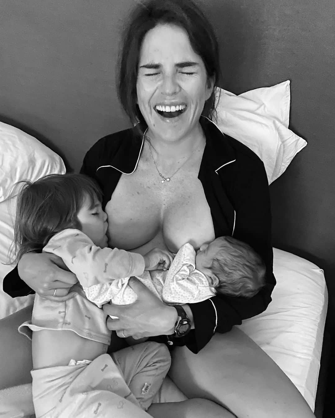 カーラ・ソウザのインスタグラム：「Happy Friday?! 😅 It's been a bit of a wild ride since baby Luka decided he was ready to be earthbound. This pic was taken the day after I gave birth. I'm laughing from both the joy and the excruciating pain of childbirth and postpartum. Bringing this little human into the world has been THE most difficult and painful thing my body has had to go through, but it has also made me feel like a freakin' warrior... ALL women are warriors! Now here I am, double nursing (not something I was planning on doing), to the sounds of beautiful diaper music 💩... being a mom requires next-level strength and endurance, so thank you to all the people who have helped carry me through this process! And to all the mom's out there, know that I see you and honor you! #StrongLikeAMother  Feliz viernes!? 😅 Mi vida a sido una locura deliciosa desde que Luka decidió que era su momento de aterrizar al mundo. Esta foto la tomamos al día siguiente de que nació. Me estoy riendo de felicidad y también del dolor insoportable de dar luz y del posparto. Traer a este chamaco al mundo ha sido lo más difícil y doloroso que mi cuerpo ha vivido pero también me ha hecho sentirme como una guerrera… TODAS las mujeres somos guerreras! Así que ahora me encuentro dando pecho a mis dos bebés (algo que no estaba planeando pero así es esto vrd?!) al sonido maravilloso de los pañales sucios💩… ser mamá requiere muchísimo así que agradezco tanto a todos los que me han ayudado y sostenido durante este proceso. Para todas las mamás, quiero que sepan que las veo y las honro. #FuerteComoMama」